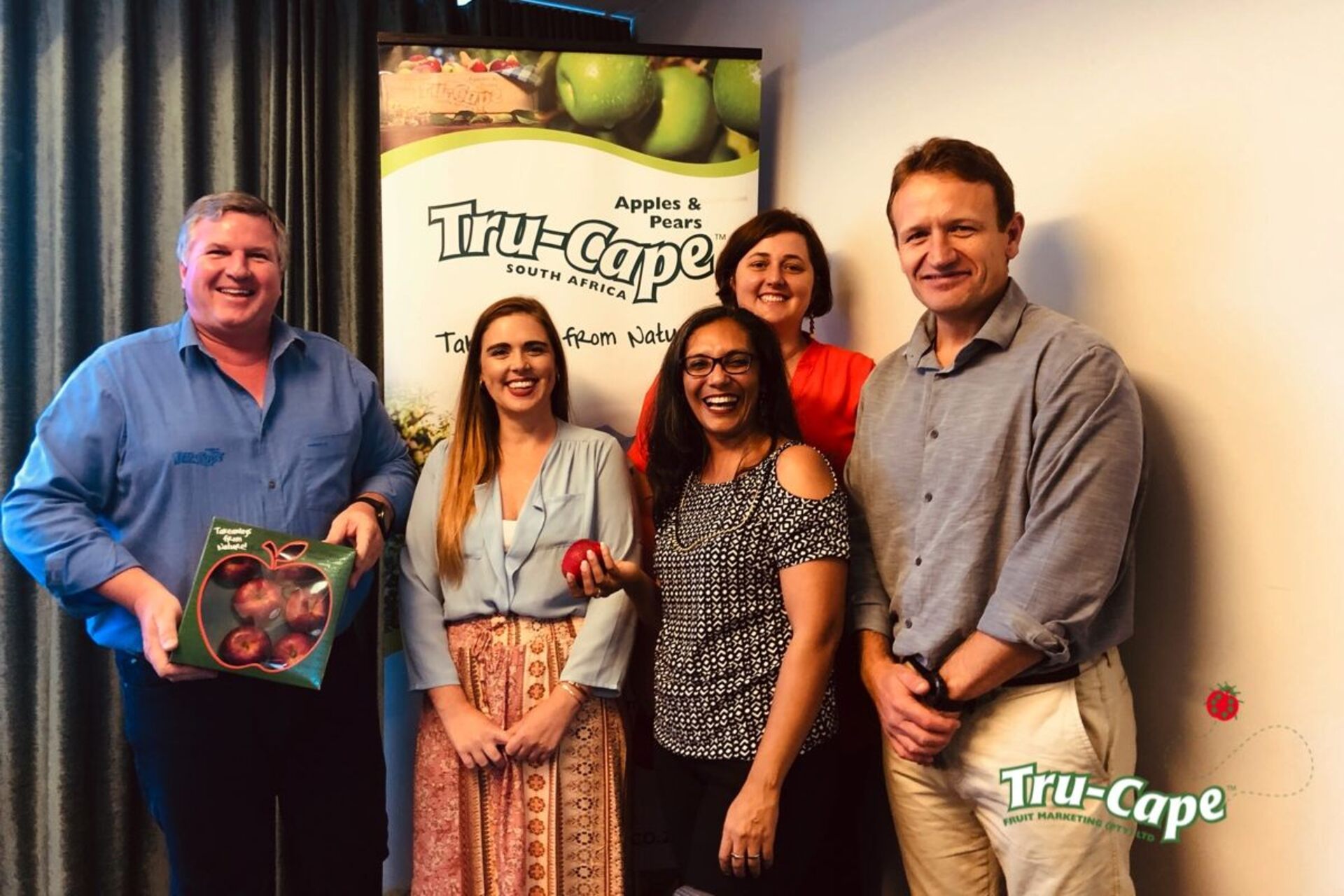 Zuid-Afrikaanse appels en peren: vers fruit in kratten en trays vertelt het verhaal van exportketens, variëteitskwaliteit, de koelketen en nieuwe markten voor de agro-industrie van het hedendaagse en geglobaliseerde Zuid-Afrika.