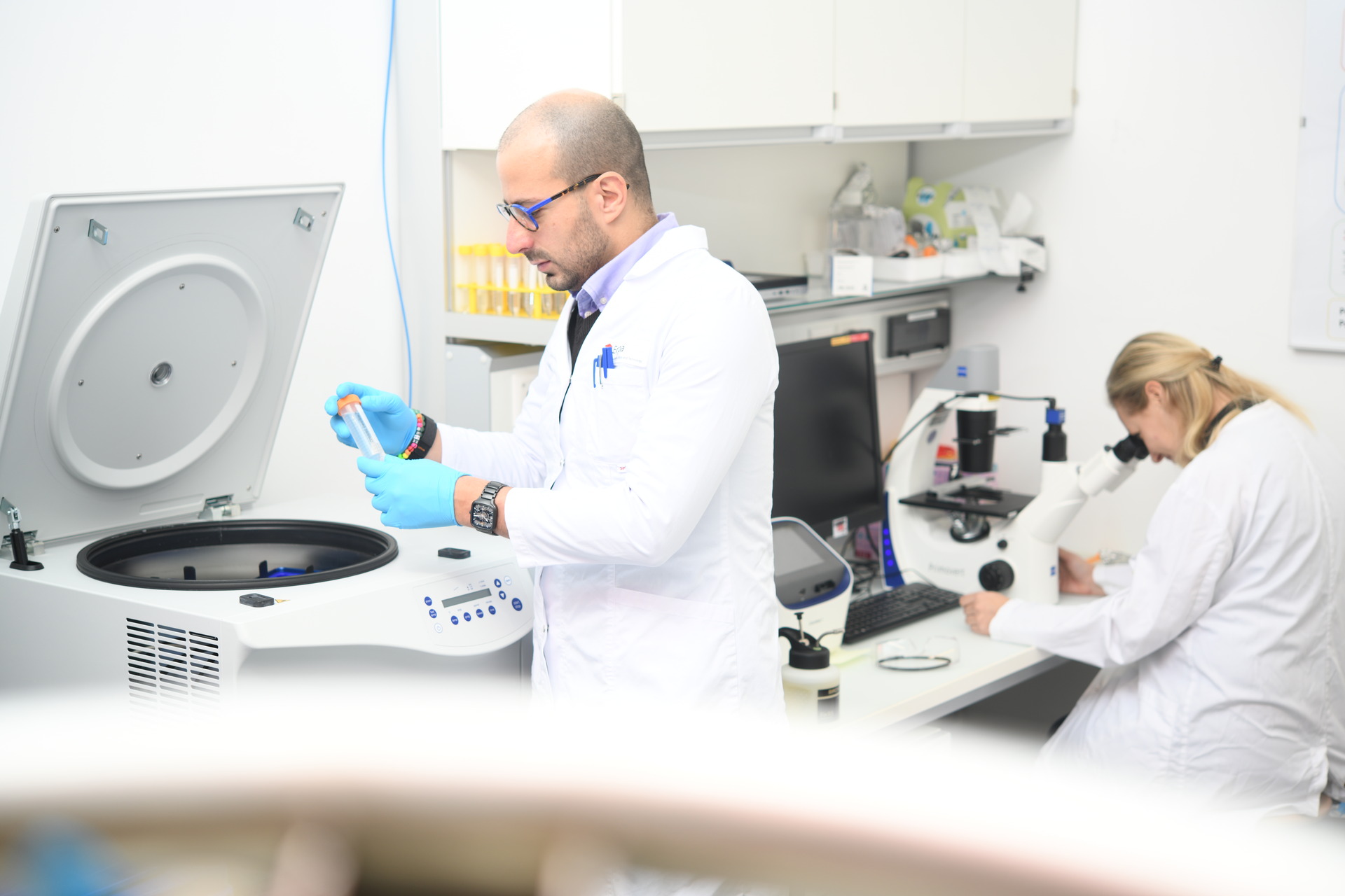 Nanozymer: EMPA-forskning med Giacomo Reina om lysaktiverede nanomaterialer, 3D-modeller og nye lokale strategier til at studere tumorceller i hjernevæv og fremtidige kliniske anvendelser.
