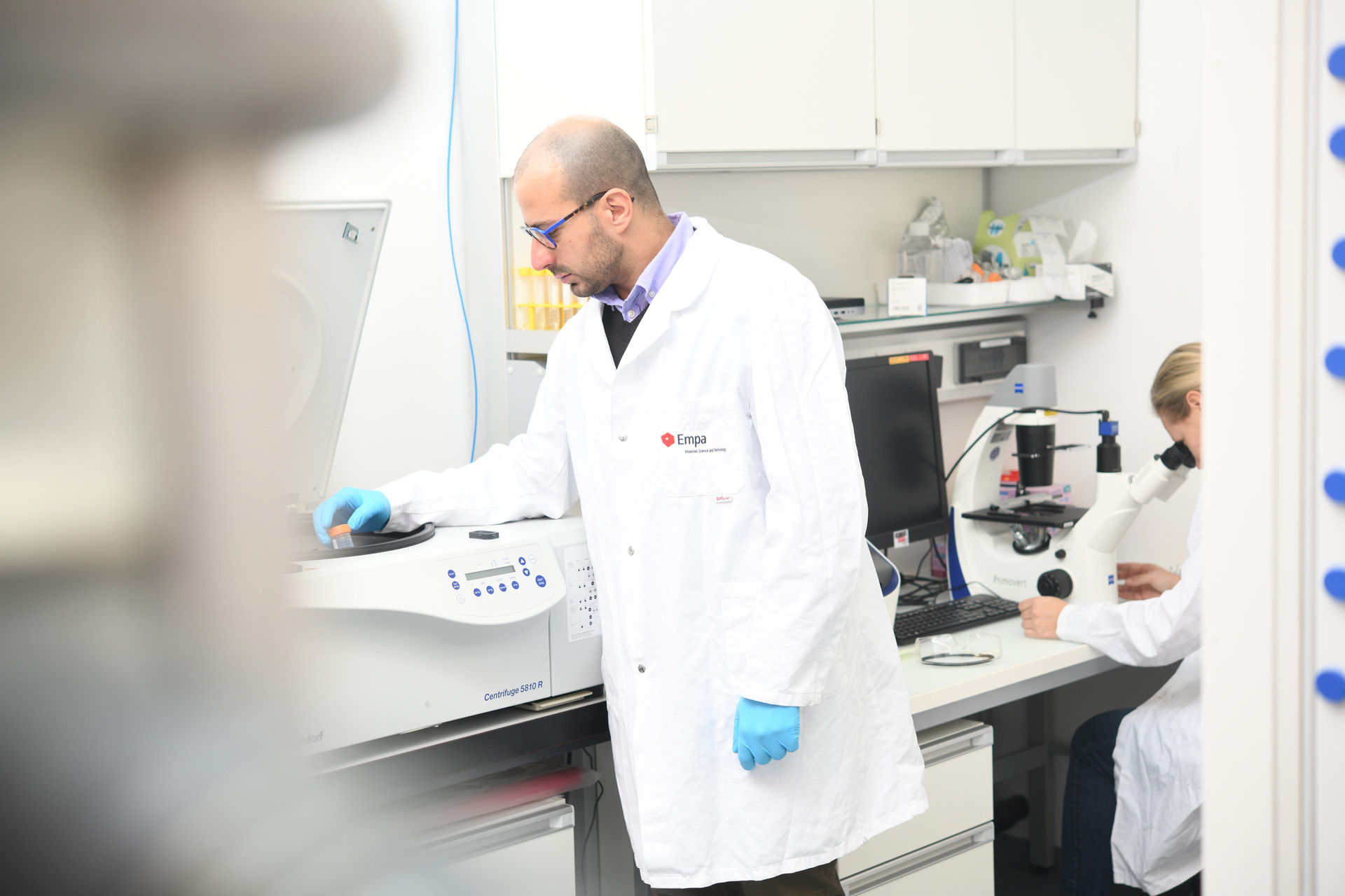 Nanozymer: EMPA-forskning med Giacomo Reina om lysaktiverede nanomaterialer, 3D-modeller og nye lokale strategier til at studere tumorceller i hjernevæv og fremtidige kliniske anvendelser.