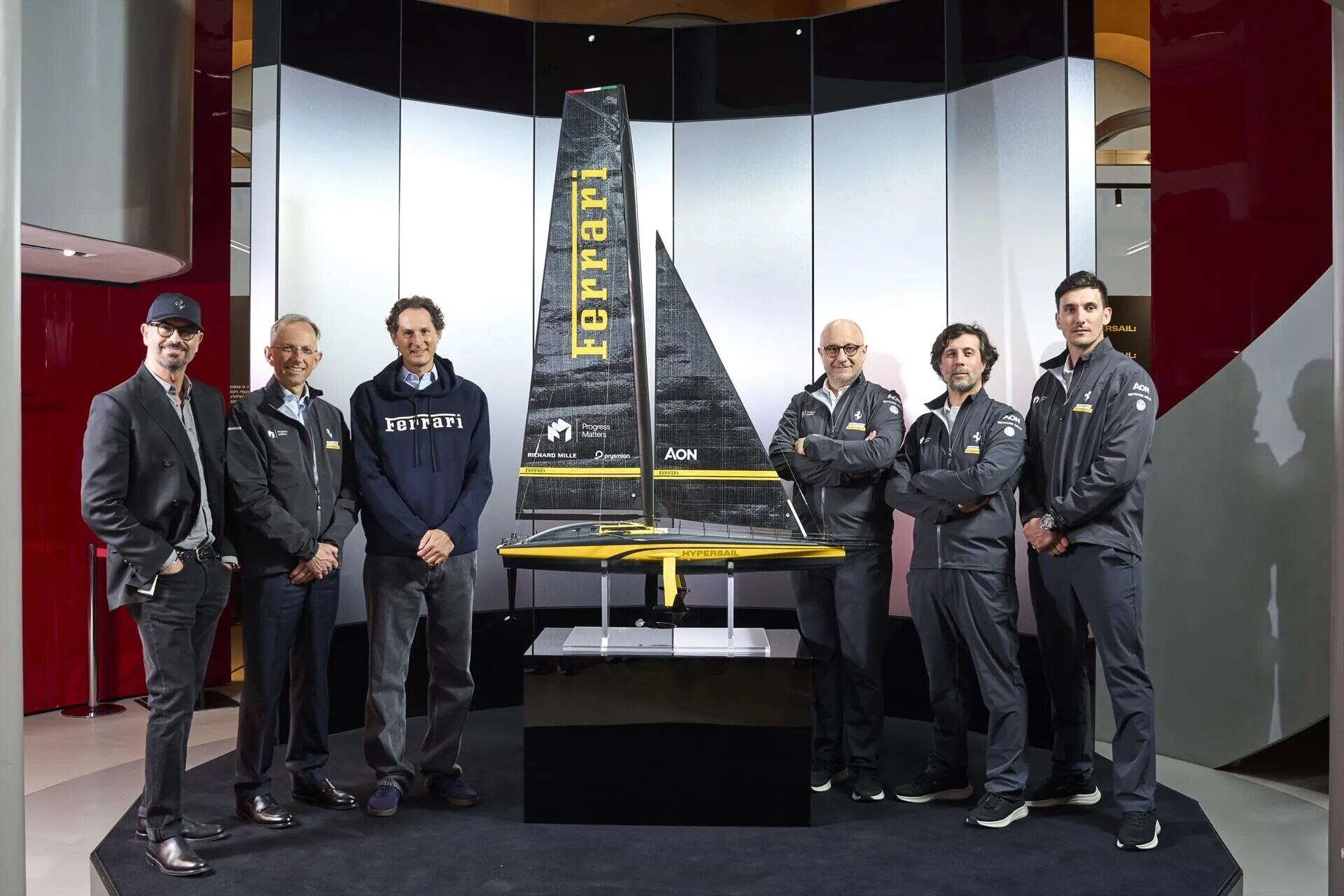 Ferrari Hypersail: презентация проекта с участием команд и партнеров, посвященная модели океанского однокорпусного судна, включая морской дизайн, технологические исследования и официальную ливрею от Progress Matters.