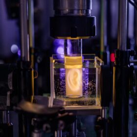 Un orecchio realizzato con ologrammi che avvicina la biostampa