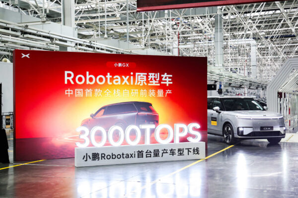 XPENG: Robotaxi autonomo su linea di produzione a Guangzhou, con veicoli GX elettrici, guida L4, chip AI proprietari e fabbrica intelligente per la mobilità urbana del futuro in Cina avanzata e L4 SUV