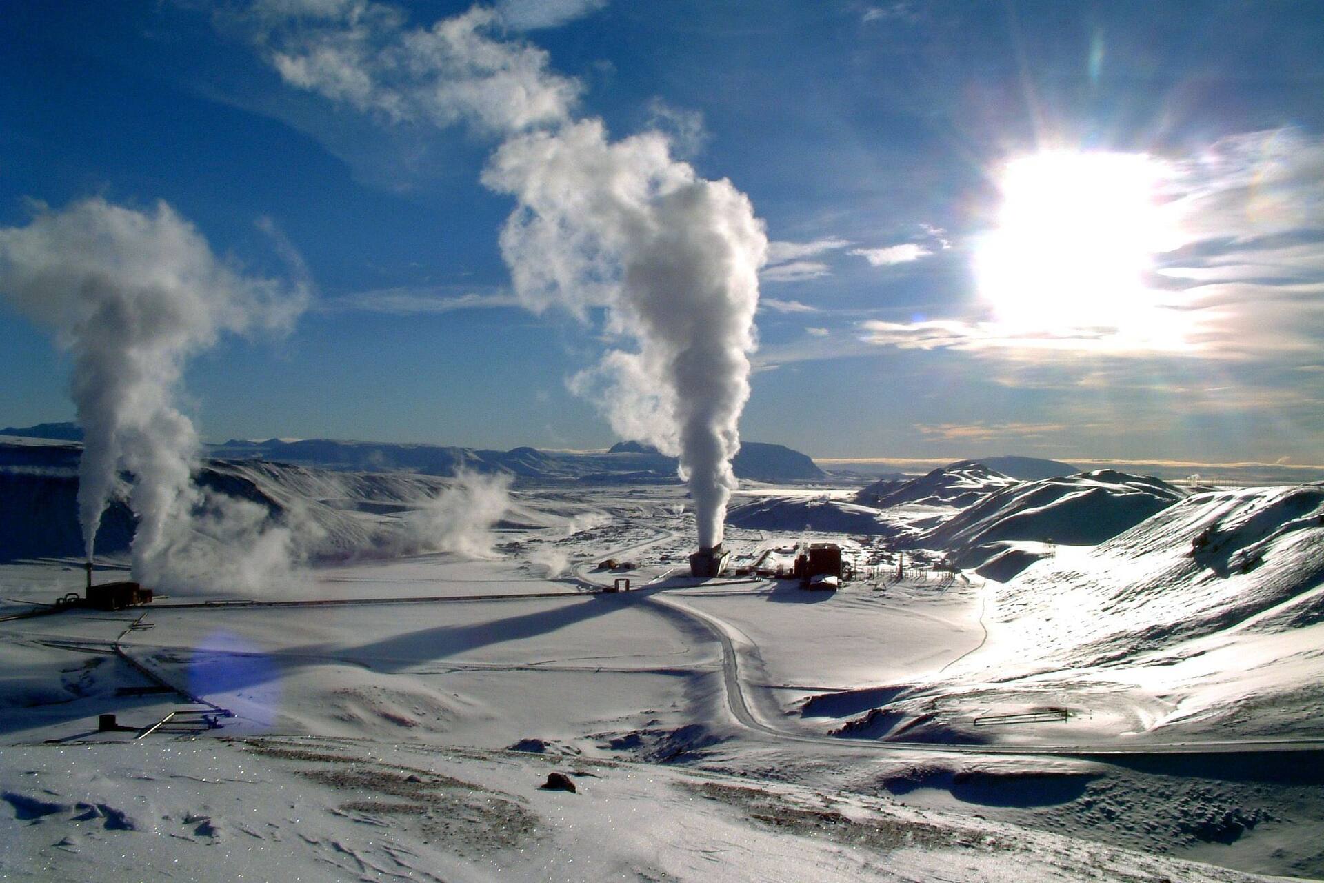 Krafla: paesaggio vulcanico islandese con vapore geotermico, impianti energetici e ricerca sul magma per nuove soluzioni di energia pulita ad alta temperatura nel sottosuolo dell’Islanda remota e viva