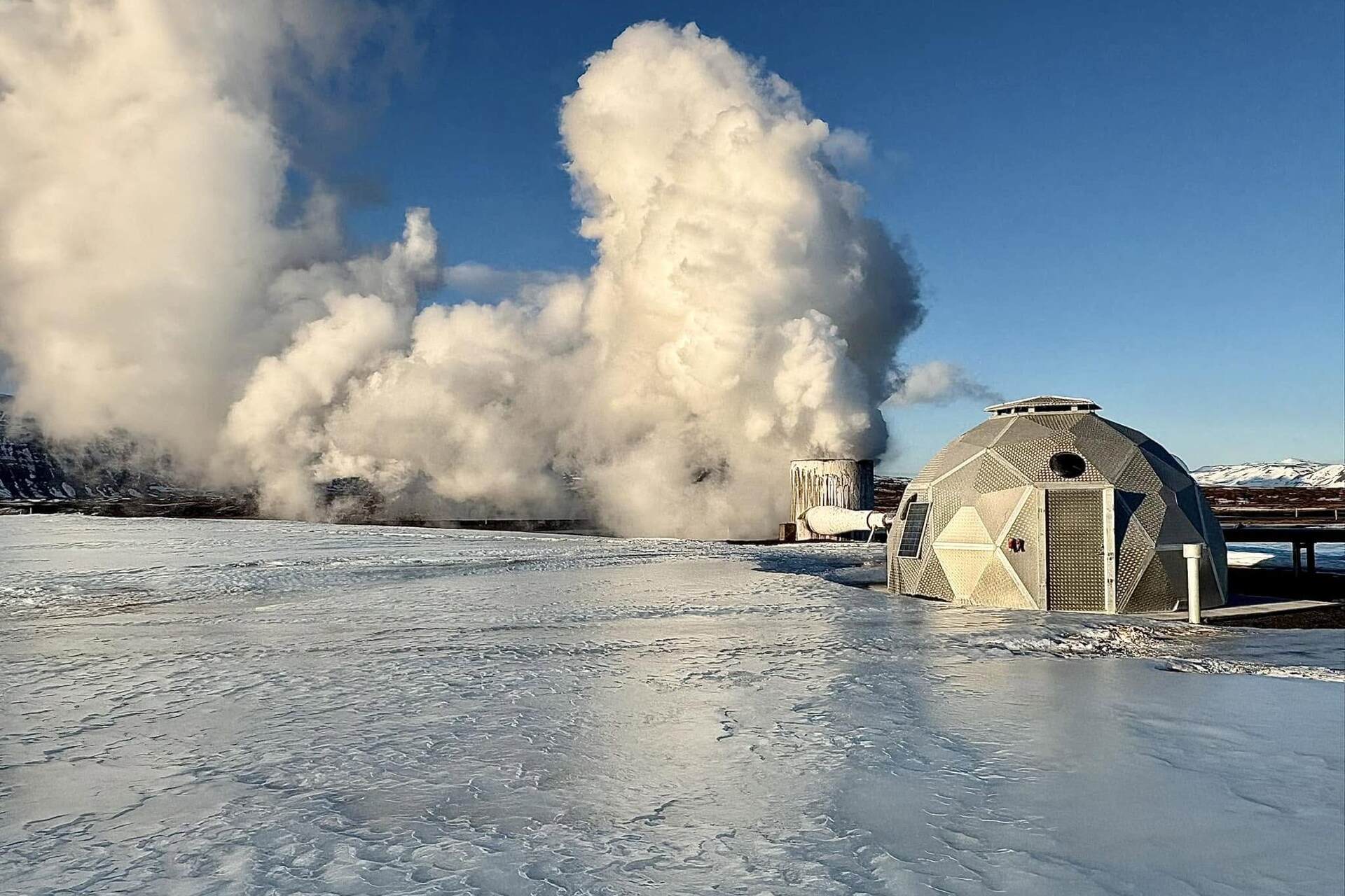 Krafla: infrastrutture geotermiche, pozzi e vapori naturali in un’area vulcanica islandese scelta per esplorare il magma, migliorare il monitoraggio dei vulcani e sviluppare energia pulita e profonda