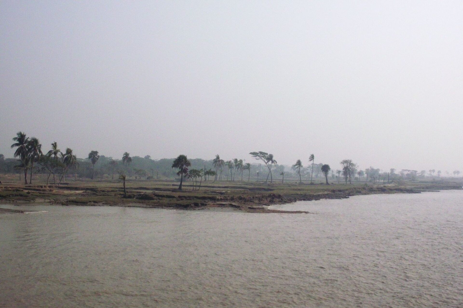 Sandwip: isola del Bangladesh osservata come territorio remoto e fragile, dove reti mobili, infrastrutture essenziali e servizi satellitari possono migliorare la comunicazione