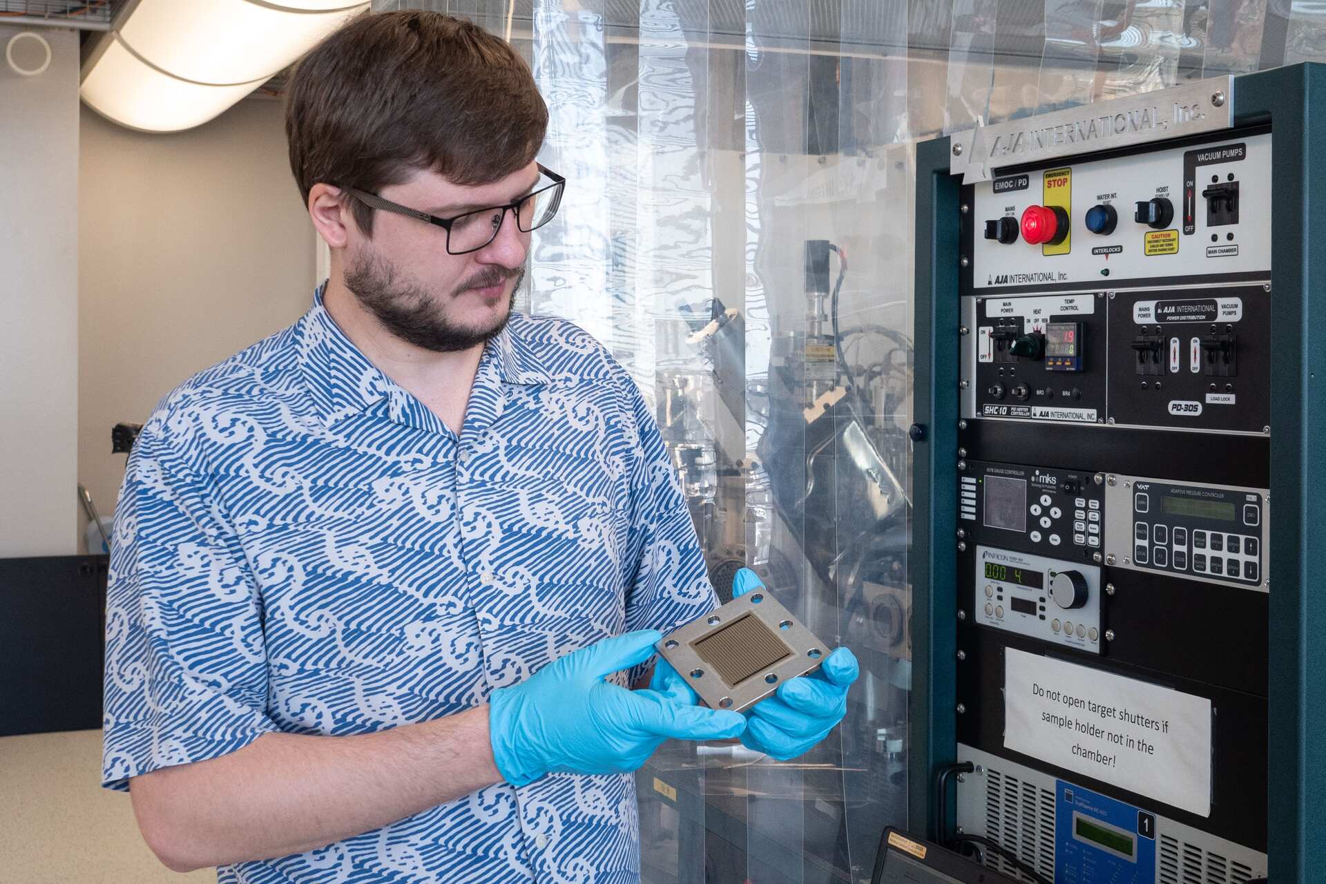 Acciaio inox per l’idrogeno verde: dettaglio di piastra bipolare e coating protettivi per elettrolizzatori PEM, ricerca su materiali economici e duraturi per produrre idrogeno rinnovabile in uno stack