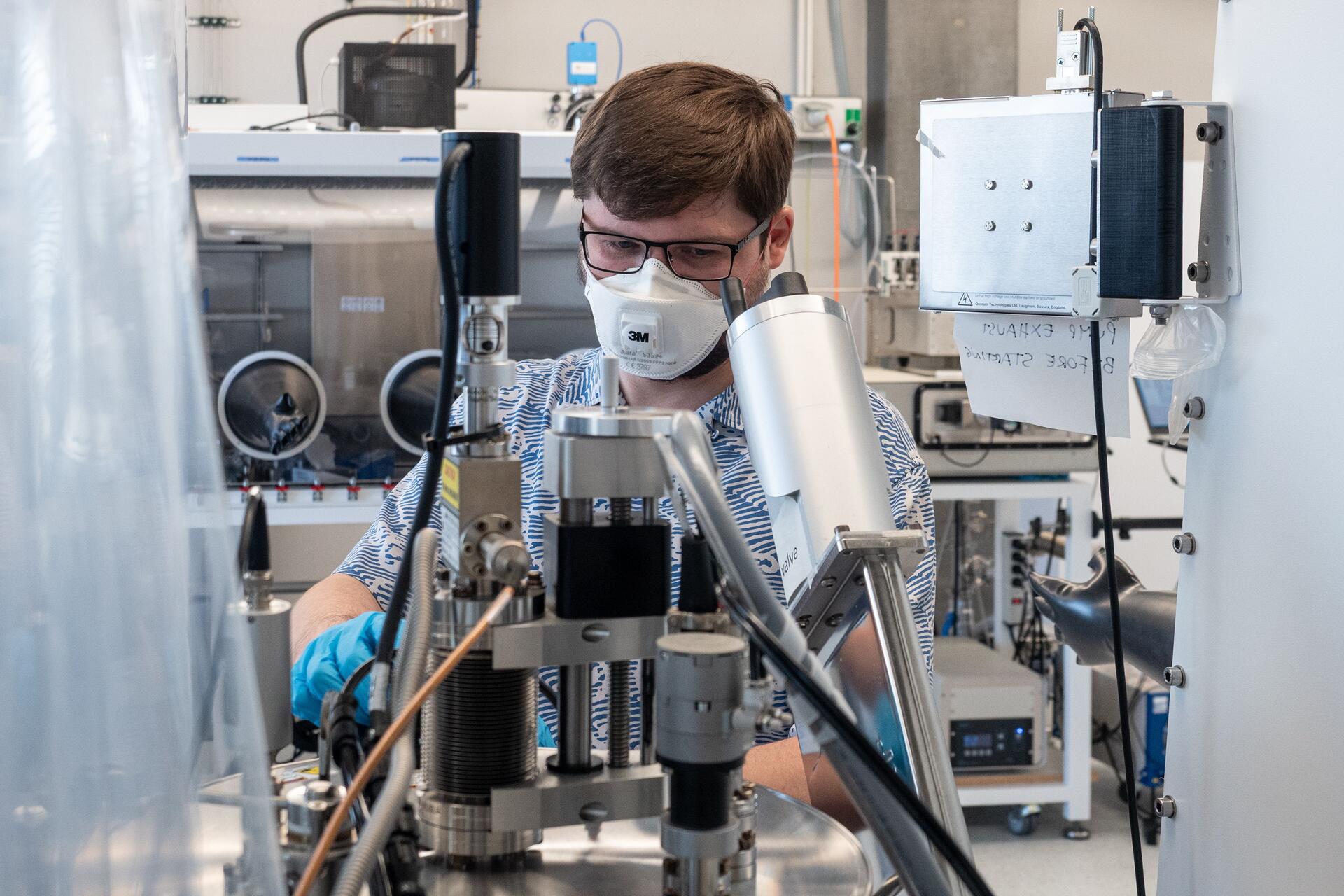 Acciaio inox per l’idrogeno verde: dettaglio di piastra bipolare e coating protettivi per elettrolizzatori PEM, ricerca su materiali economici e duraturi per produrre idrogeno rinnovabile in uno stack