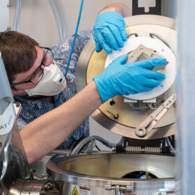 Acciaio inox per l’idrogeno verde: ricercatore in laboratorio analizza un componente rivestito per elettrolizzatori PEM, testando materiali anticorrosione e soluzioni accessibili per H2 pulito e celle