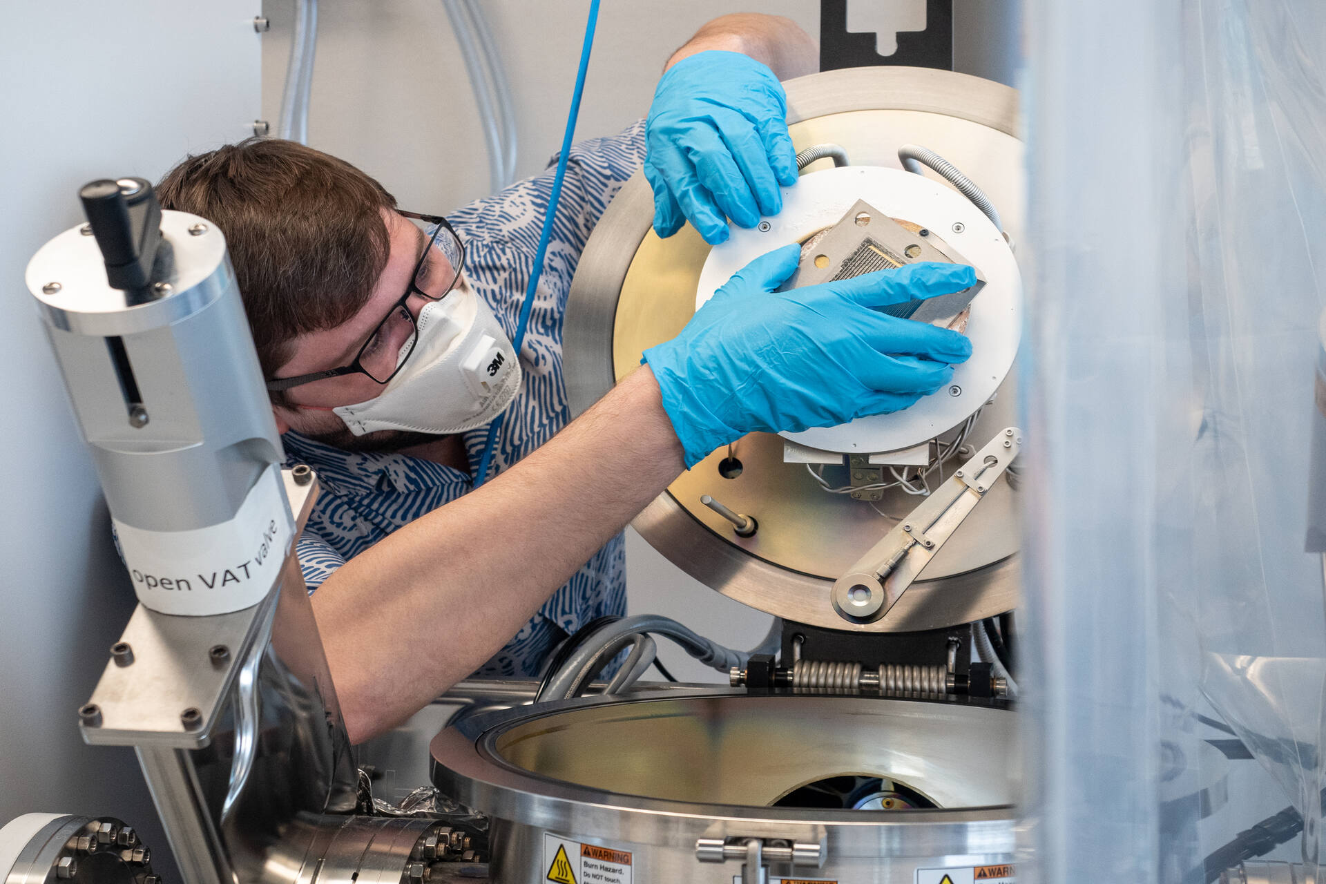 Acciaio inox per l’idrogeno verde: ricercatore in laboratorio analizza un componente rivestito per elettrolizzatori PEM, testando materiali anticorrosione e soluzioni accessibili per H2 pulito e celle