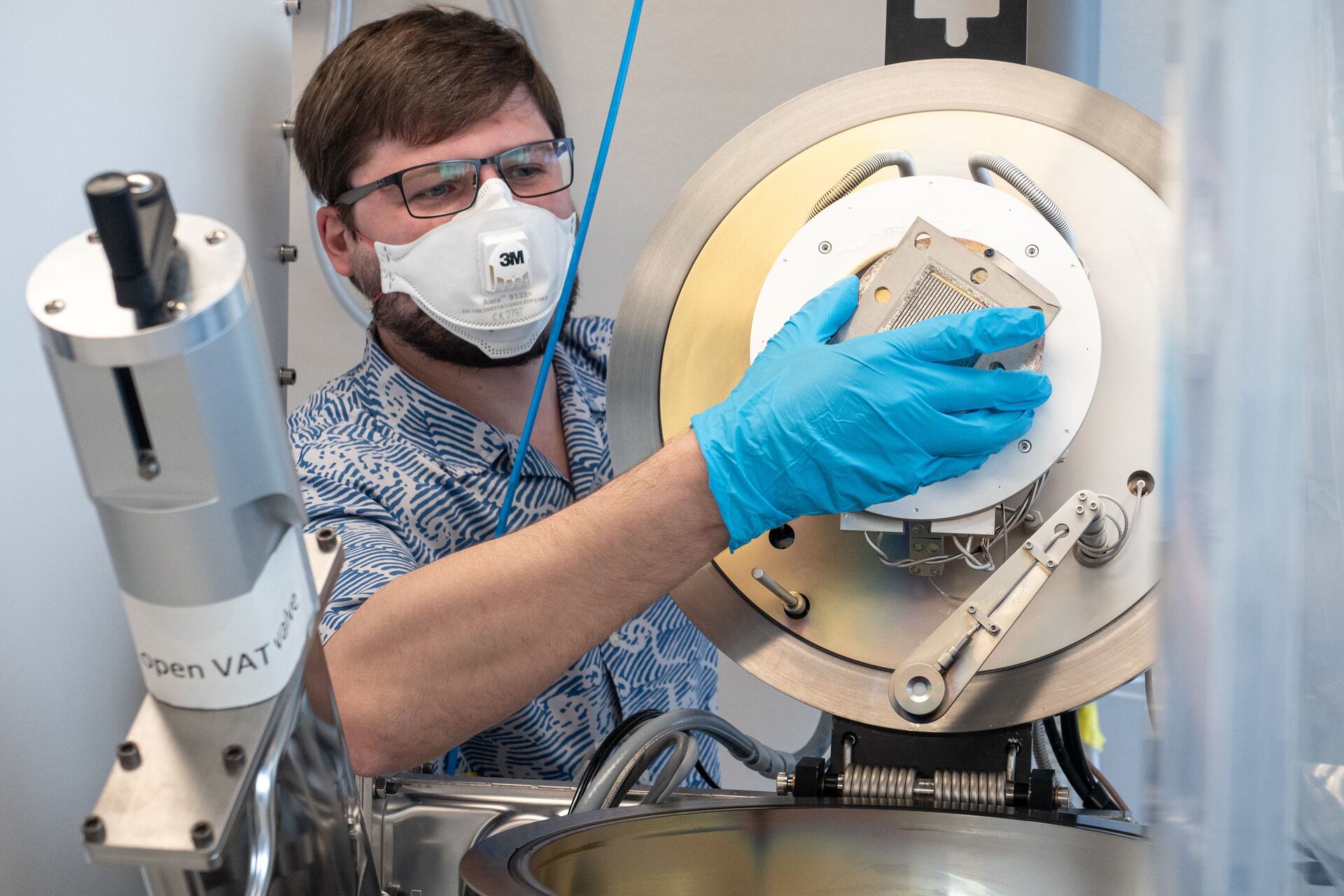 Acciaio inox per l’idrogeno verde: dettaglio di piastra bipolare e coating protettivi per elettrolizzatori PEM, ricerca su materiali economici e duraturi per produrre idrogeno rinnovabile in uno stack
