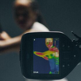 CLIMACOOL+: capo tecnico adidas da tennis bianco con tessuto tridimensionale, rilievi funzionali e dettagli studiati per favorire ventilazione, comfort e libertà dei movimenti in ogni fase del gioco