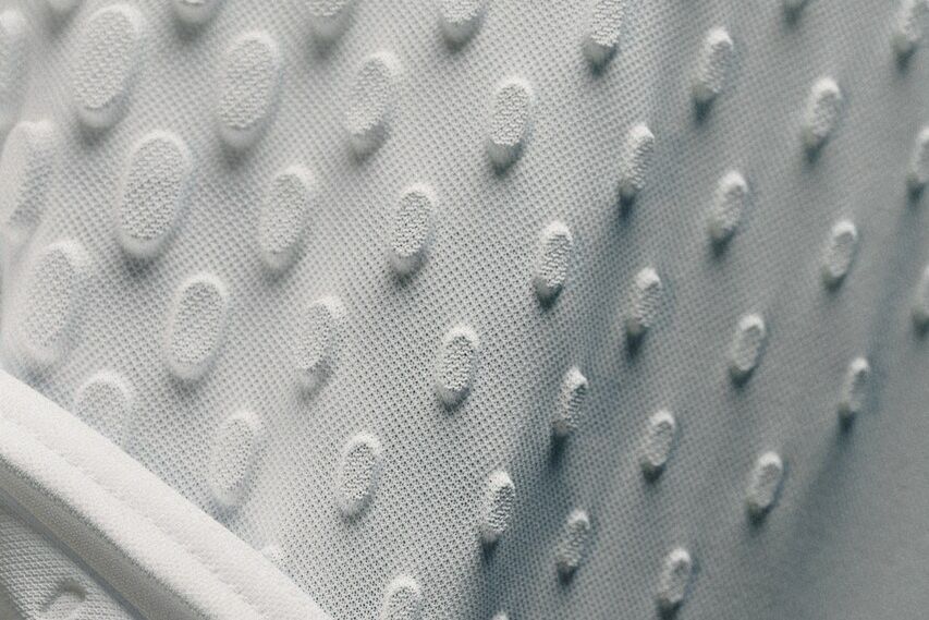 CLIMACOOL+: capo tecnico adidas da tennis bianco con tessuto tridimensionale, rilievi funzionali e dettagli studiati per favorire ventilazione, comfort e libertà dei movimenti in ogni fase del gioco