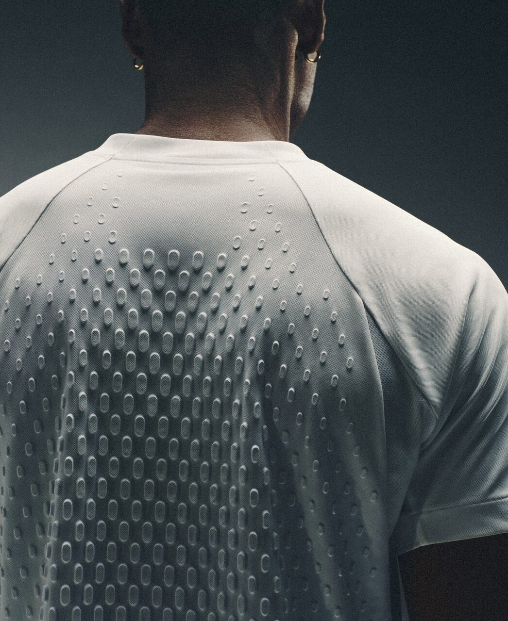 CLIMACOOL+: capo tecnico adidas da tennis bianco con tessuto tridimensionale, rilievi funzionali e dettagli studiati per favorire ventilazione, comfort e libertà dei movimenti in ogni fase del gioco