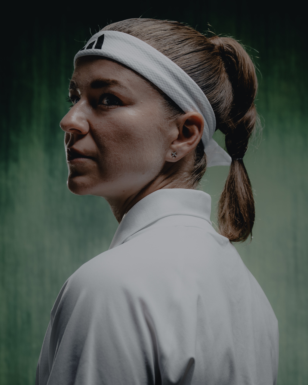 CLIMACOOL+: abbigliamento tennis adidas ad alte prestazioni, con struttura 3D del tessuto, zone di ventilazione mirate e design bianco ispirato ai campi su erba della stagione estiva a ogni livello
