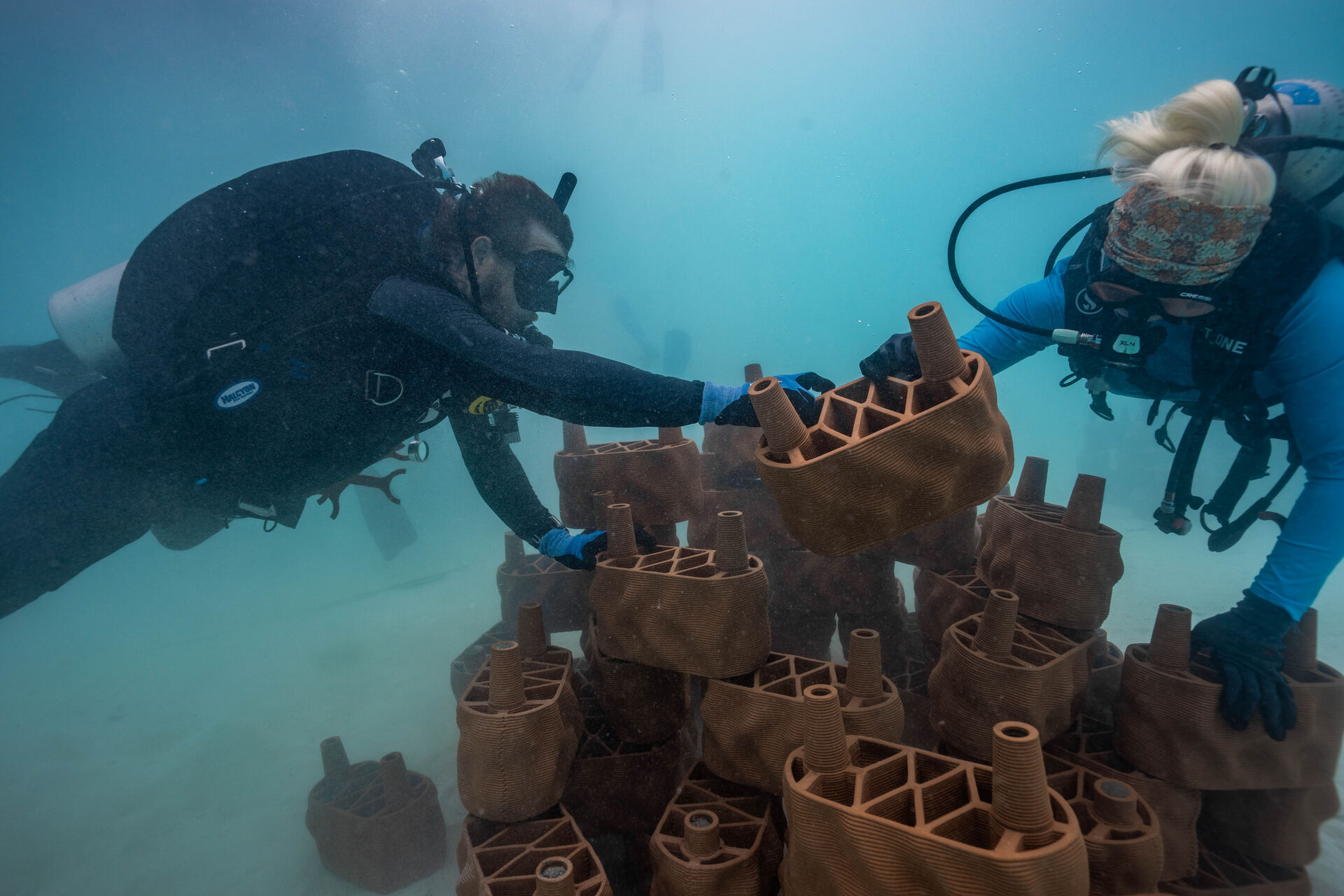 Reef artificiali: moduli in argilla stampati in 3D vengono installati sott’acqua per creare nuovi habitat marini e favorire la rigenerazione dei coralli alle Maldive
