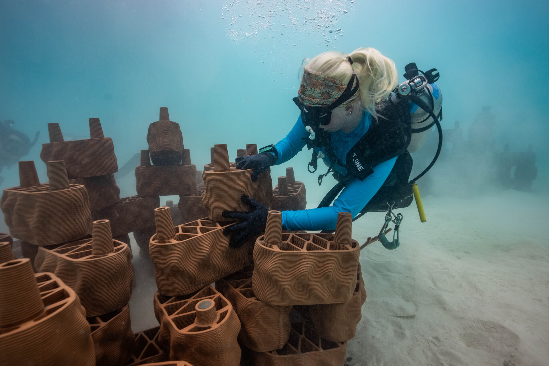 Reef artificiali: moduli in argilla stampati in 3D vengono installati sott’acqua per creare nuovi habitat marini e favorire la rigenerazione dei coralli alle Maldive