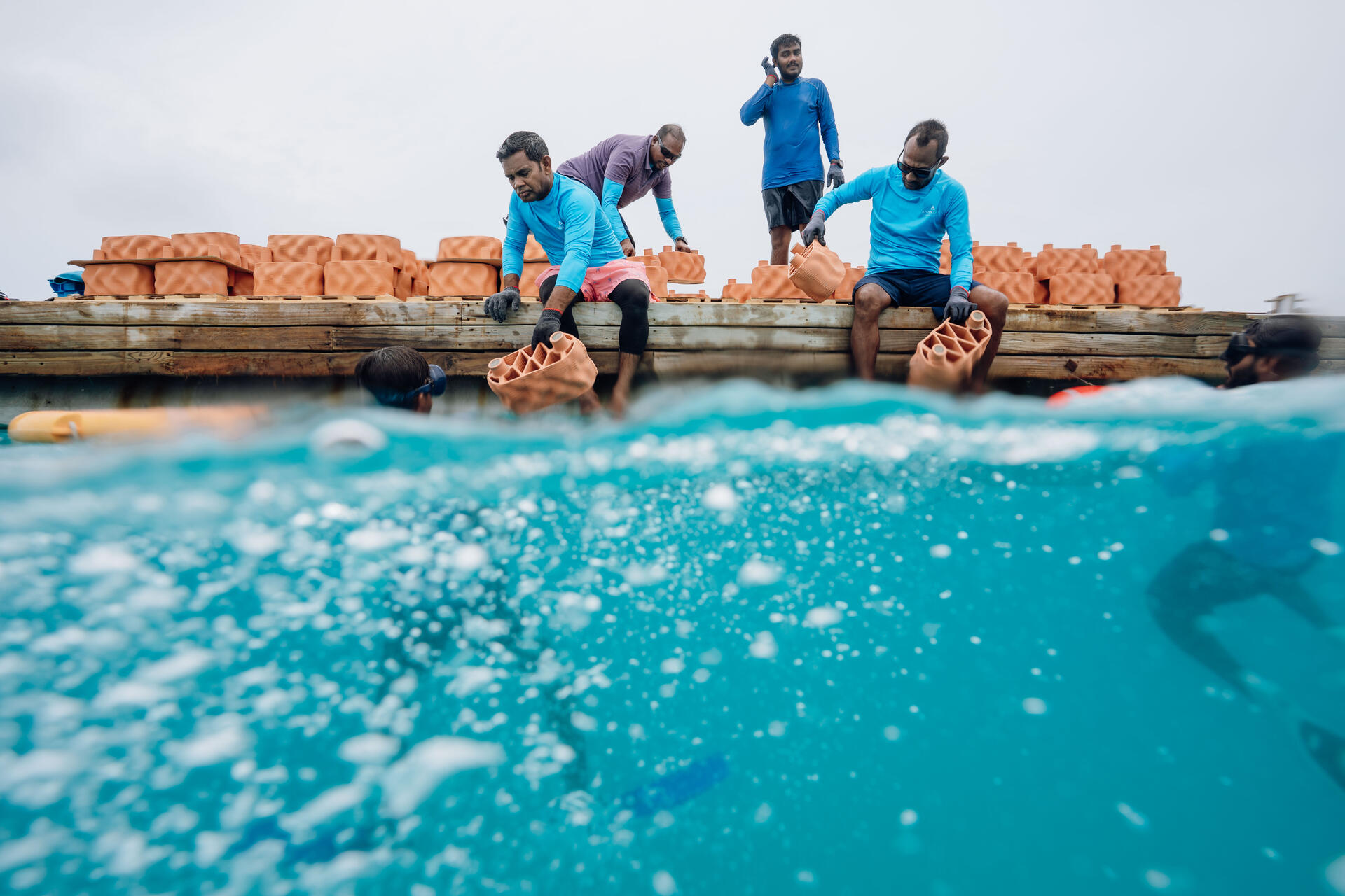 Reef artificiali: moduli sommersi progettati per imitare la complessità dei reef naturali aiutano la colonizzazione marina e la protezione degli ecosistemi oceanici