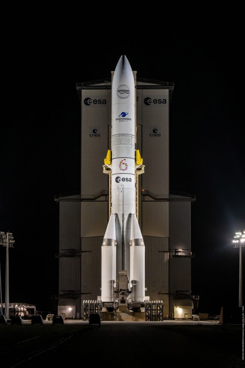 Ariane 6: il razzo europeo sulla rampa di lancio a Kourou, pronto per una missione orbitale che mostra tecnologia spaziale, infrastrutture di terra e accesso autonomo dell’Europa allo spazio globale