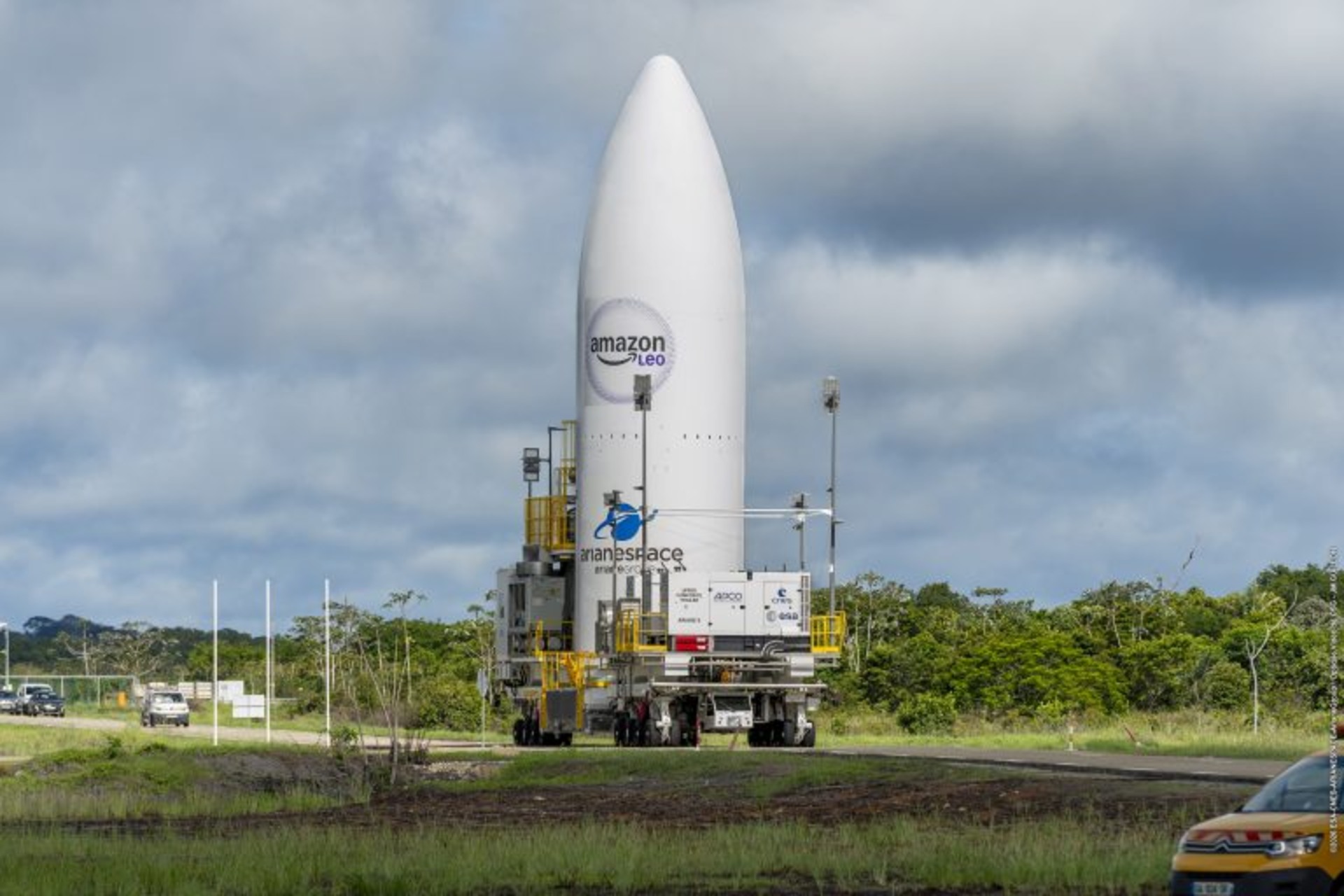 Ariane 6: tecnici e strutture di servizio accompagnano la preparazione del lanciatore europeo, evidenziando processi di integrazione, sicurezza e tecnologia per l’accesso allo spazio europeo moderno