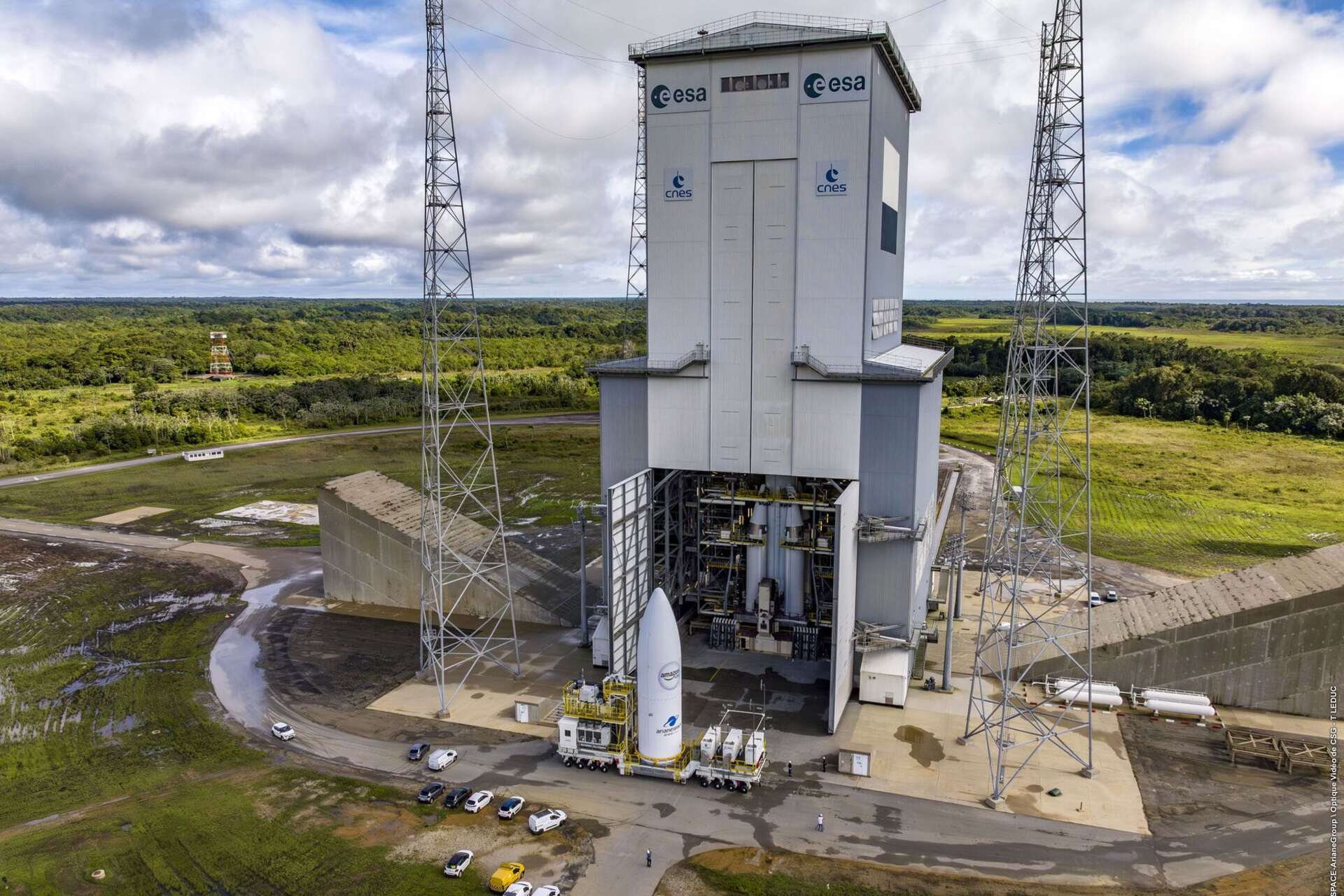 Ariane 6: il lanciatore europeo durante le operazioni a terra, tra integrazione, controlli tecnici e preparazione al volo, simbolo della nuova capacità industriale spaziale dell’Europa e commerciale