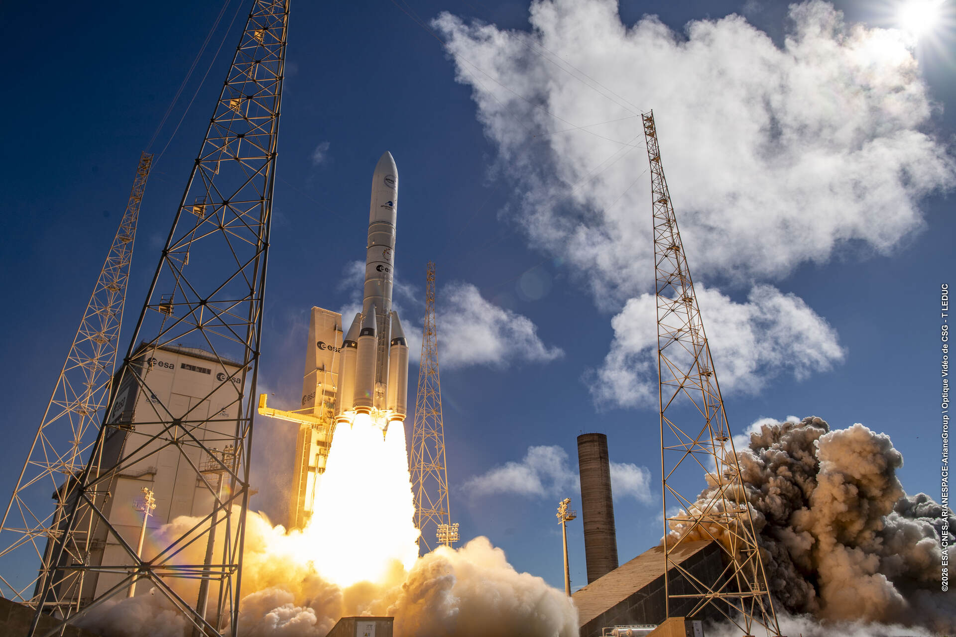 Ariane 6: decollo dal Centro Spaziale della Guyana, con la spinta dei booster e la scia luminosa del motore principale che raccontano innovazione, propulsione e missioni in orbita bassa europee oggi