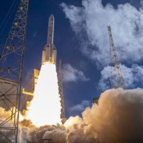 Ariane 6: decollo dal Centro Spaziale della Guyana, con la spinta dei booster e la scia luminosa del motore principale che raccontano innovazione, propulsione e missioni in orbita bassa europee oggi