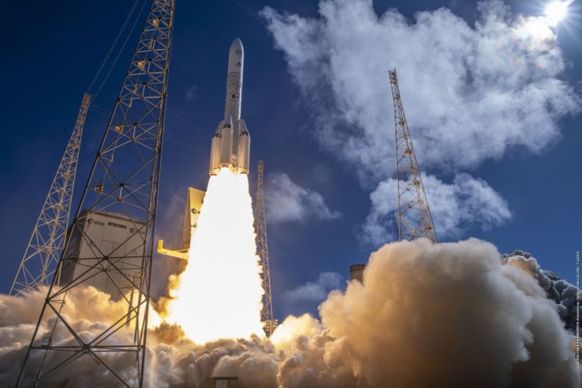 Ariane 6: decollo dal Centro Spaziale della Guyana, con la spinta dei booster e la scia luminosa del motore principale che raccontano innovazione, propulsione e missioni in orbita bassa europee oggi