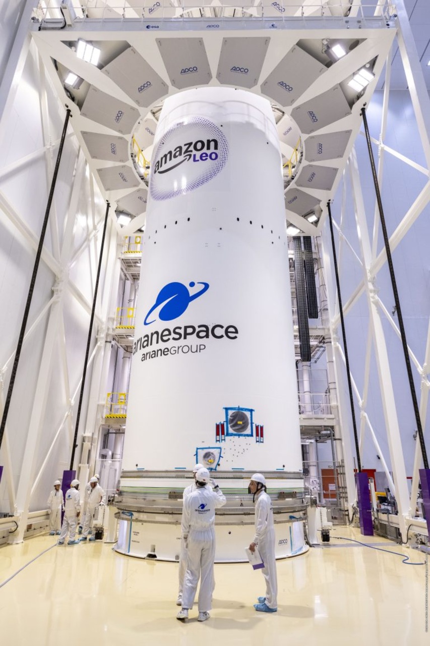 Ariane 6: il lanciatore europeo durante le operazioni a terra, tra integrazione, controlli tecnici e preparazione al volo, simbolo della nuova capacità industriale spaziale dell’Europa e commerciale