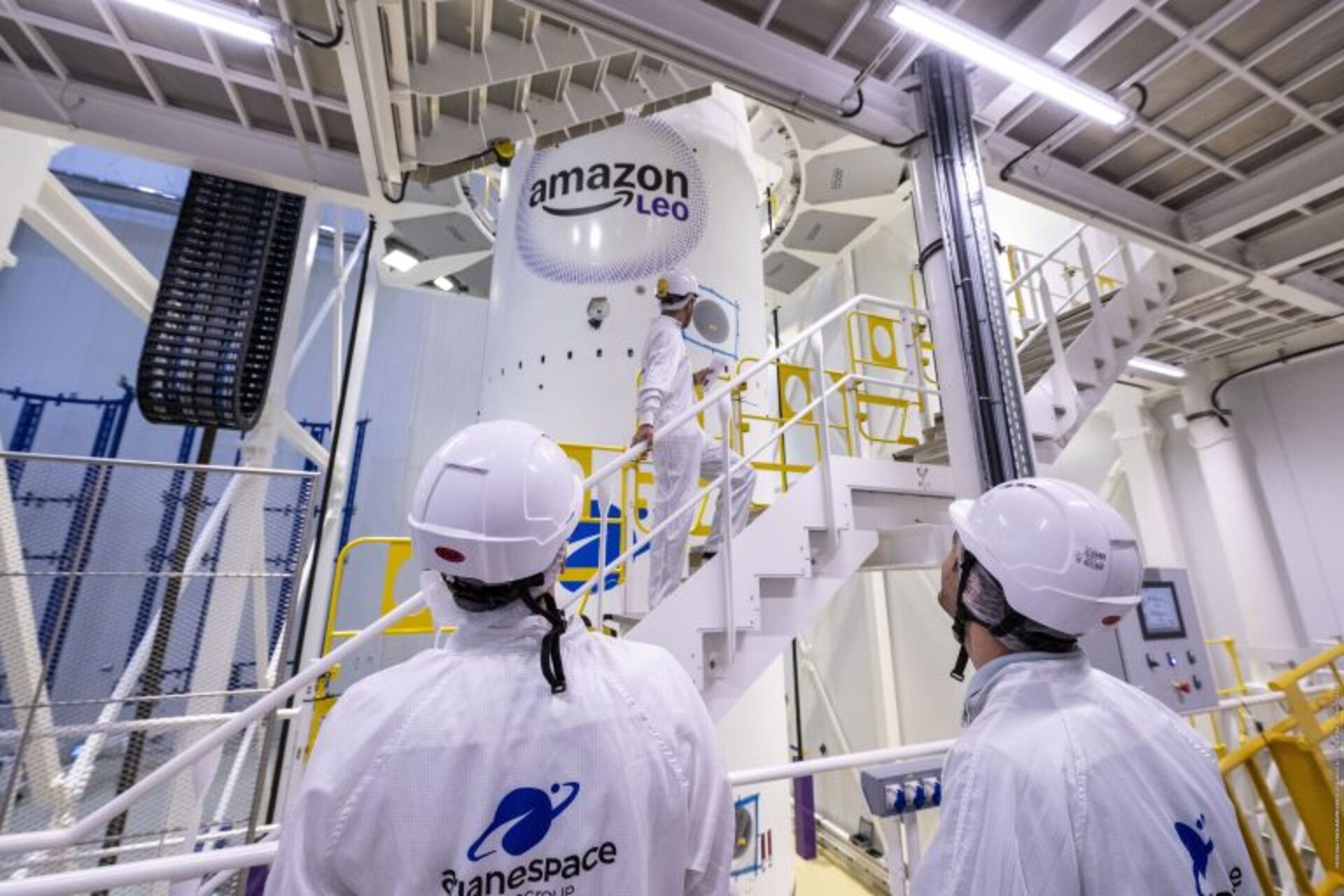Ariane 6: tecnici e strutture di servizio accompagnano la preparazione del lanciatore europeo, evidenziando processi di integrazione, sicurezza e tecnologia per l’accesso allo spazio europeo moderno