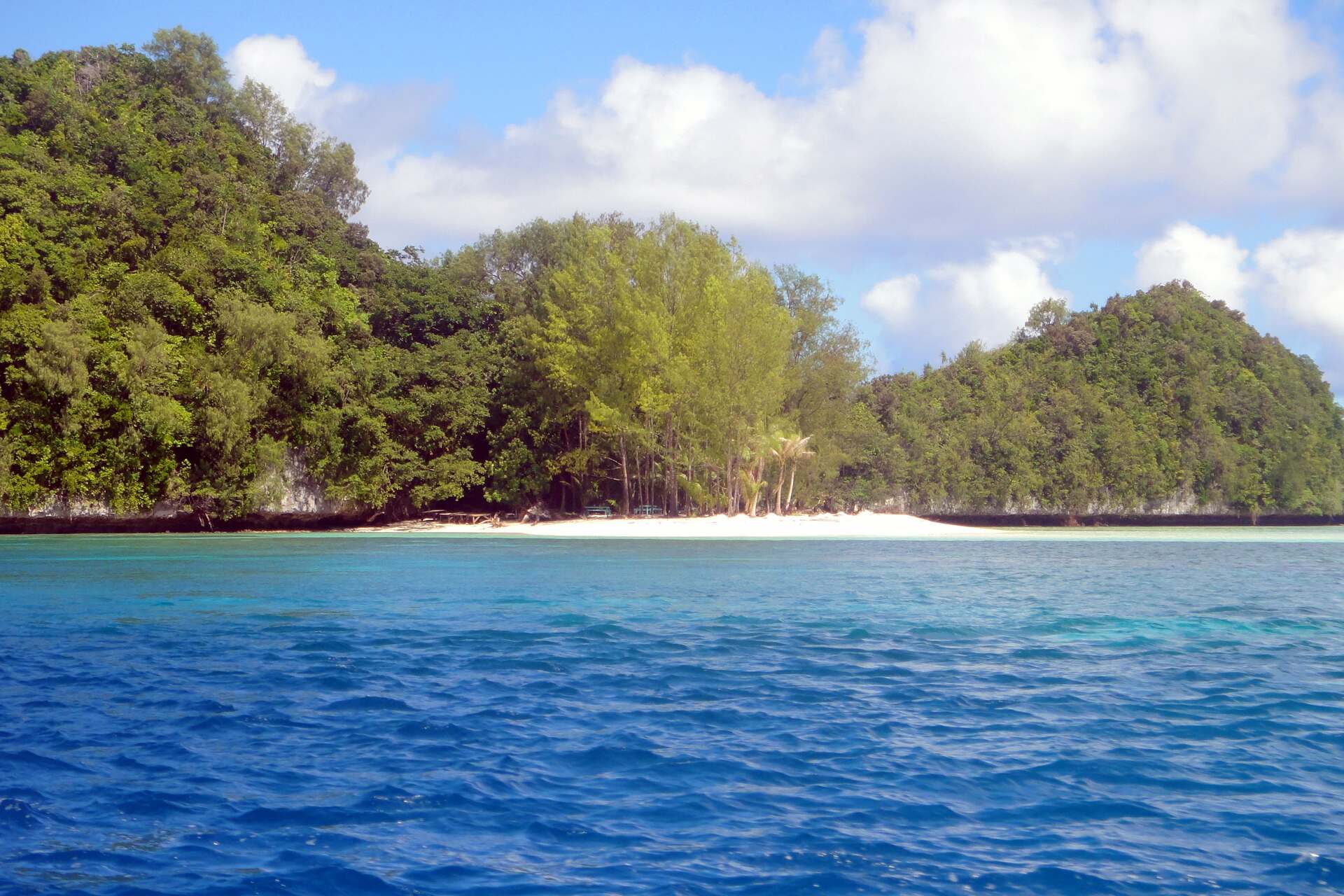 PNCC: veduta di Palau con isole tropicali, mare cristallino e infrastrutture digitali per raccontare connettività, innovazione, sviluppo sostenibile e futuro delle telecomunicazioni nel Pacifico
