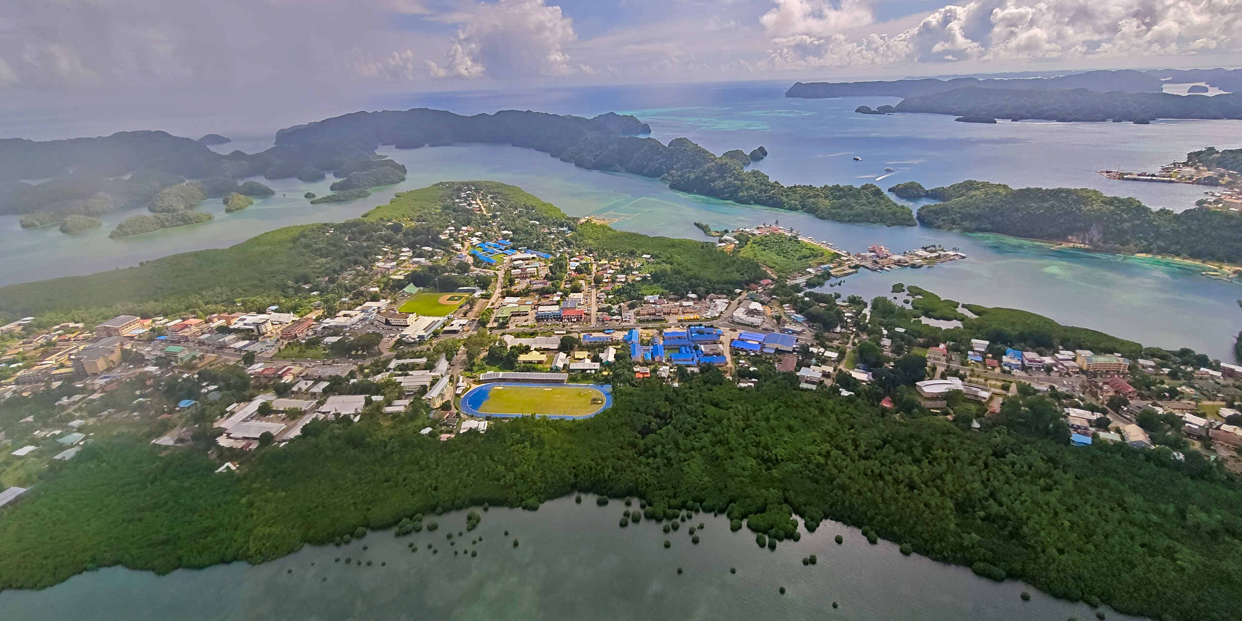 Palau National Communications Corporation: panorama di Koror e delle Rock Islands, simbolo di connettività mobile, trasformazione digitale, turismo sostenibile e innovazione nelle isole del Pacifico