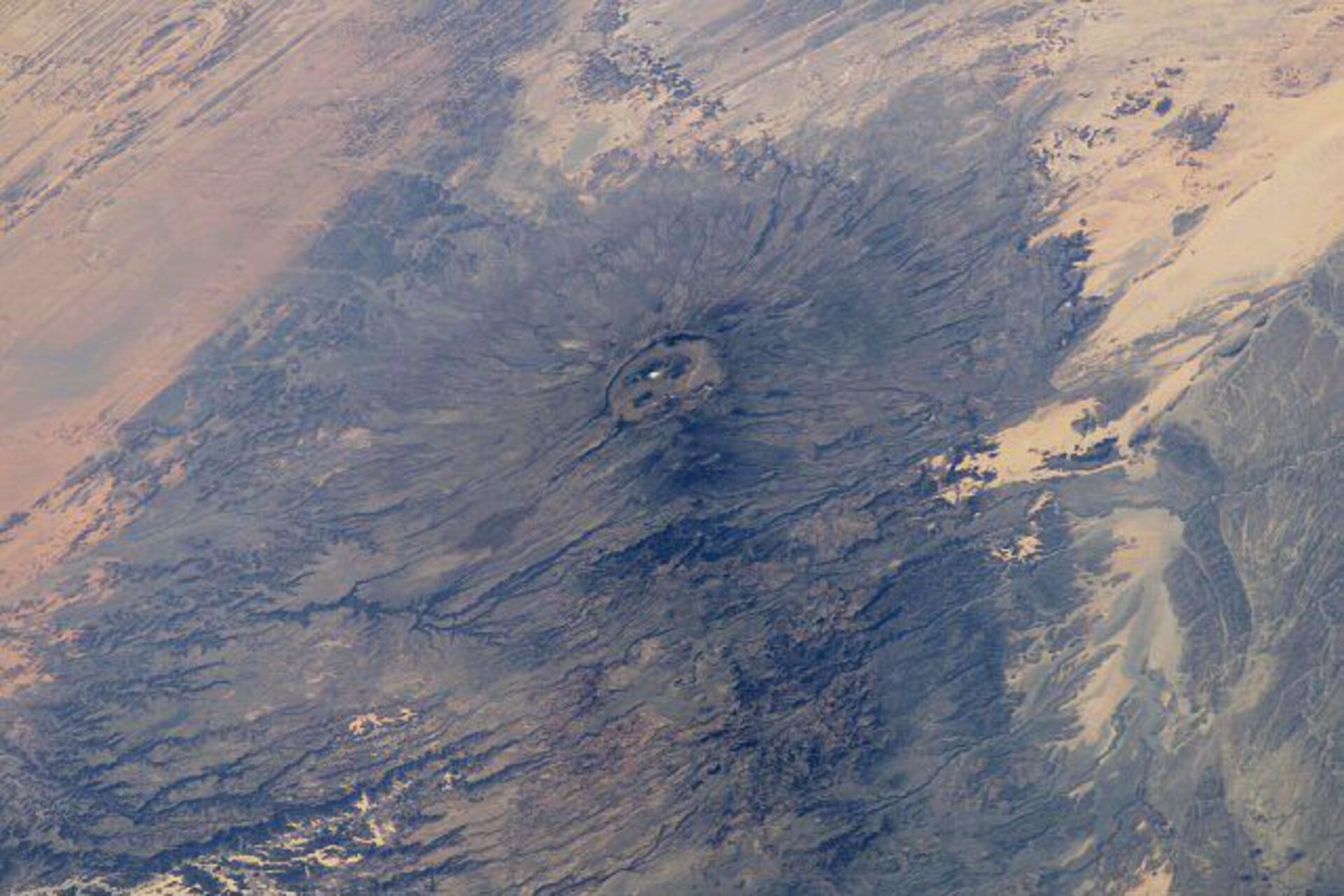 Vulcani del Sahara: nel nord del Ciad, il Tibesti offre un esempio di geologia remota monitorata dallo spazio, tra caldere, colate laviche, campi idrotermali e deformazioni superficiali