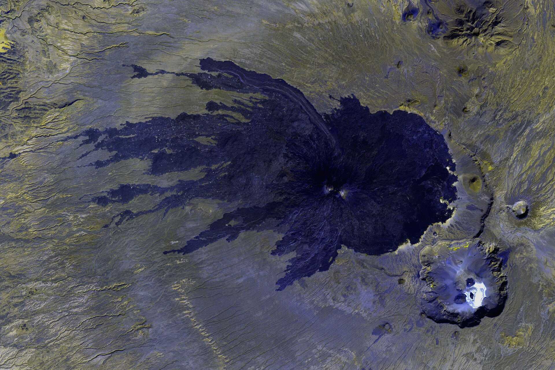 Vulcani del Sahara: nel nord del Ciad, il Tibesti offre un esempio di geologia remota monitorata dallo spazio, tra caldere, colate laviche, campi idrotermali e deformazioni superficiali