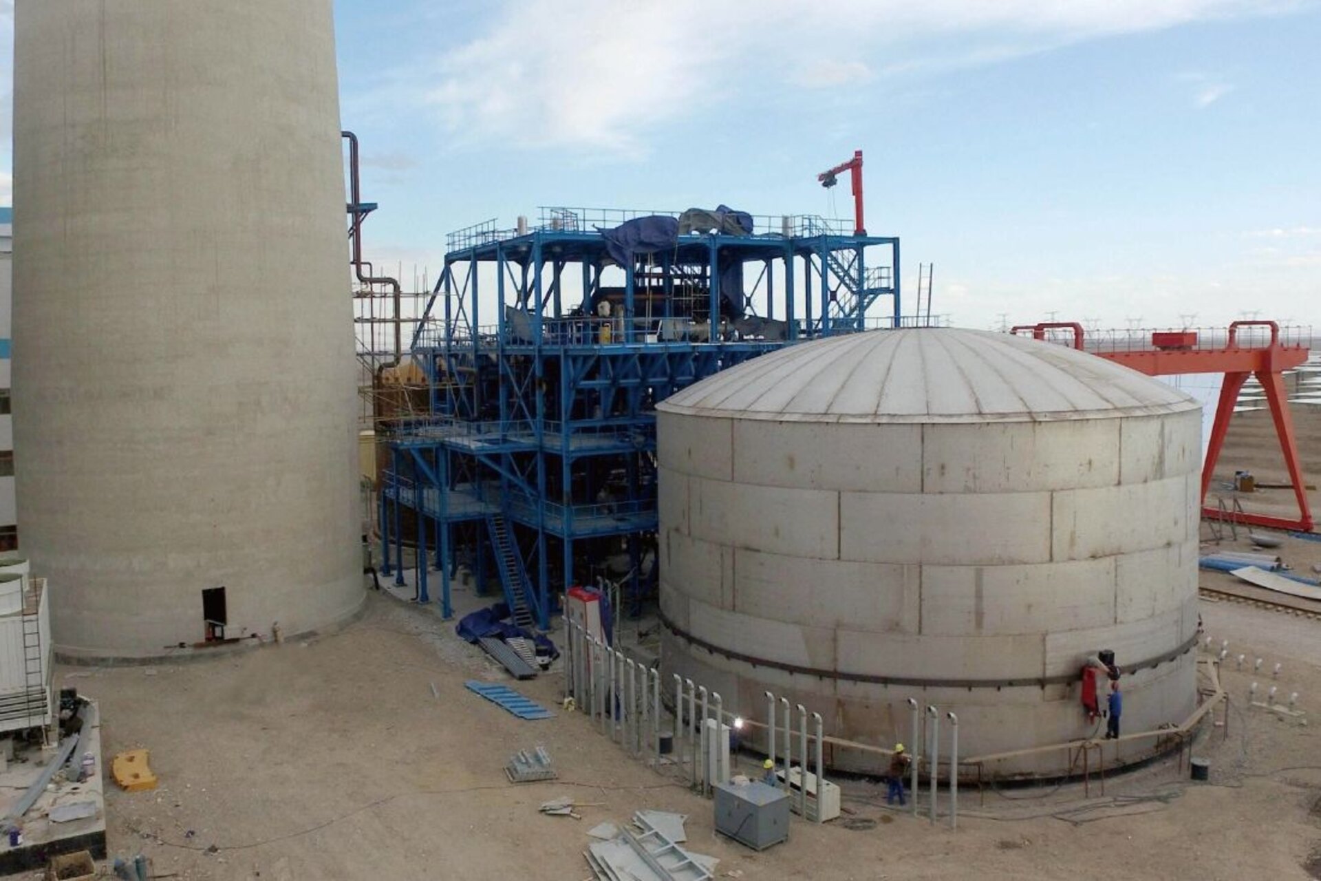 Dunhuang: tecnologia solare CSP nel Gobi, dove la radiazione viene concentrata da specchi mobili e trasformata in calore utile per generare elettricità