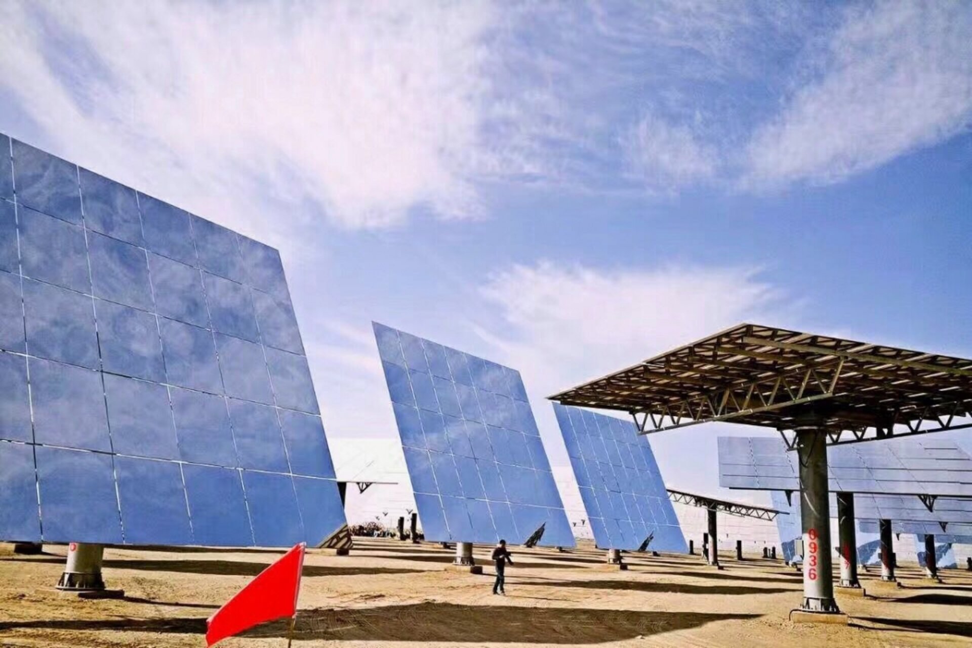 Dunhuang: tecnologia solare CSP nel Gobi, dove la radiazione viene concentrata da specchi mobili e trasformata in calore utile per generare elettricità