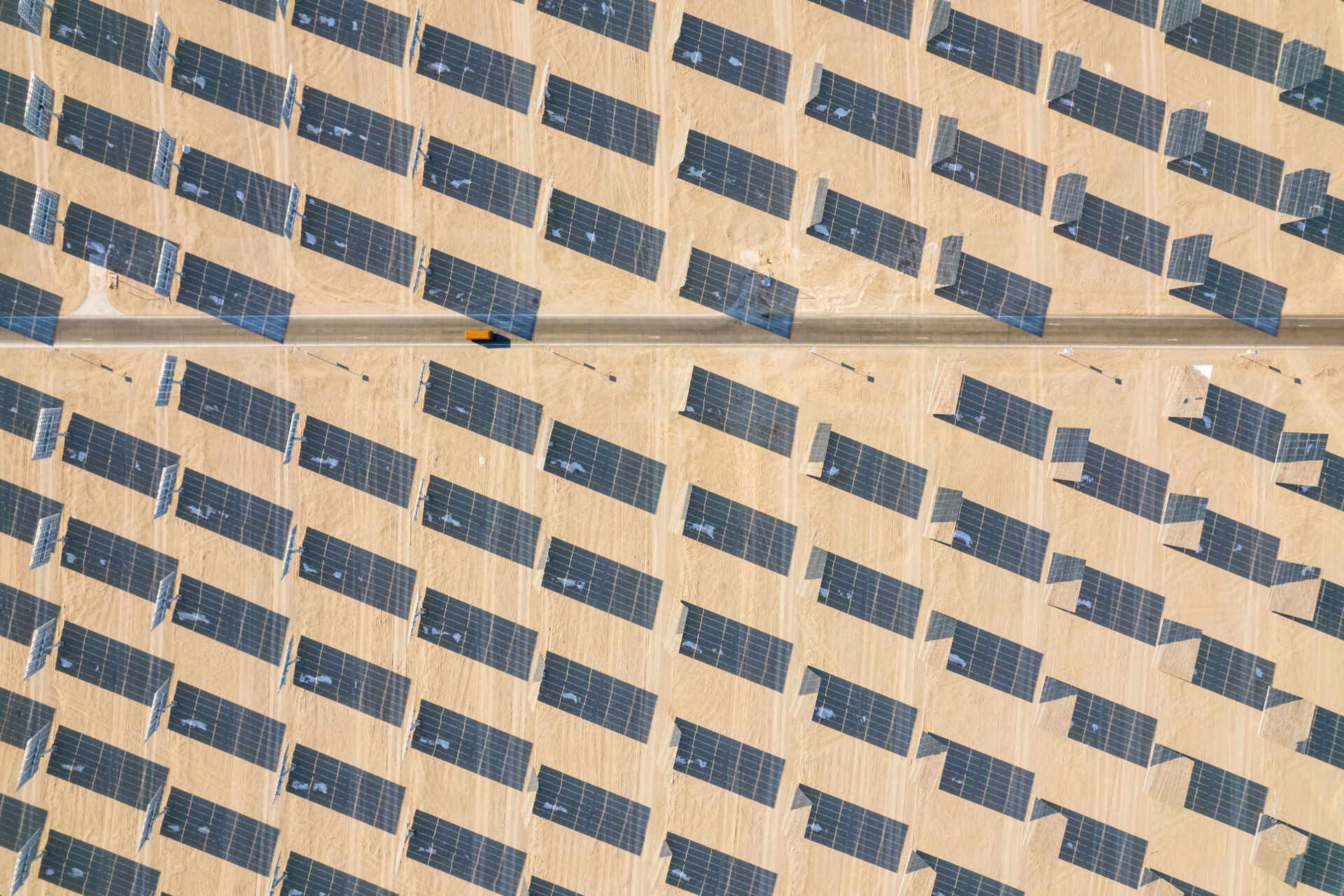 Dunhuang: panorama energetico nel deserto cinese con specchi solari, torre ricevente e sistemi di accumulo per sostenere la transizione verso fonti pulite