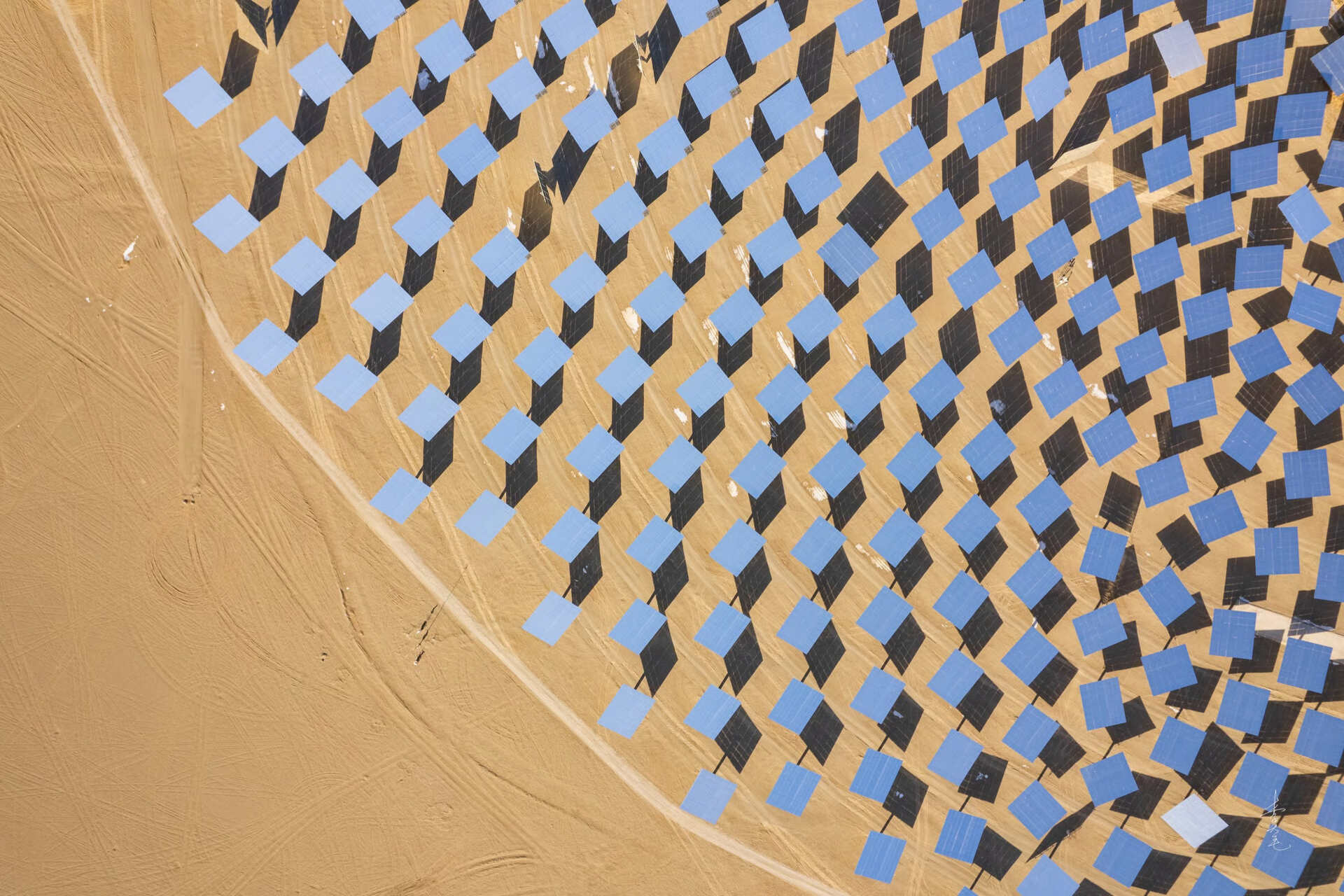 Dunhuang: panorama energetico nel deserto cinese con specchi solari, torre ricevente e sistemi di accumulo per sostenere la transizione verso fonti pulite