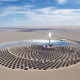 Dunhuang: complesso solare termodinamico con eliostati, torre centrale e accumulo a sali fusi per produrre energia pulita anche nelle ore senza sole
