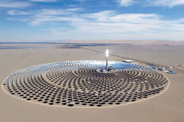 Dunhuang: complesso solare termodinamico con eliostati, torre centrale e accumulo a sali fusi per produrre energia pulita anche nelle ore senza sole