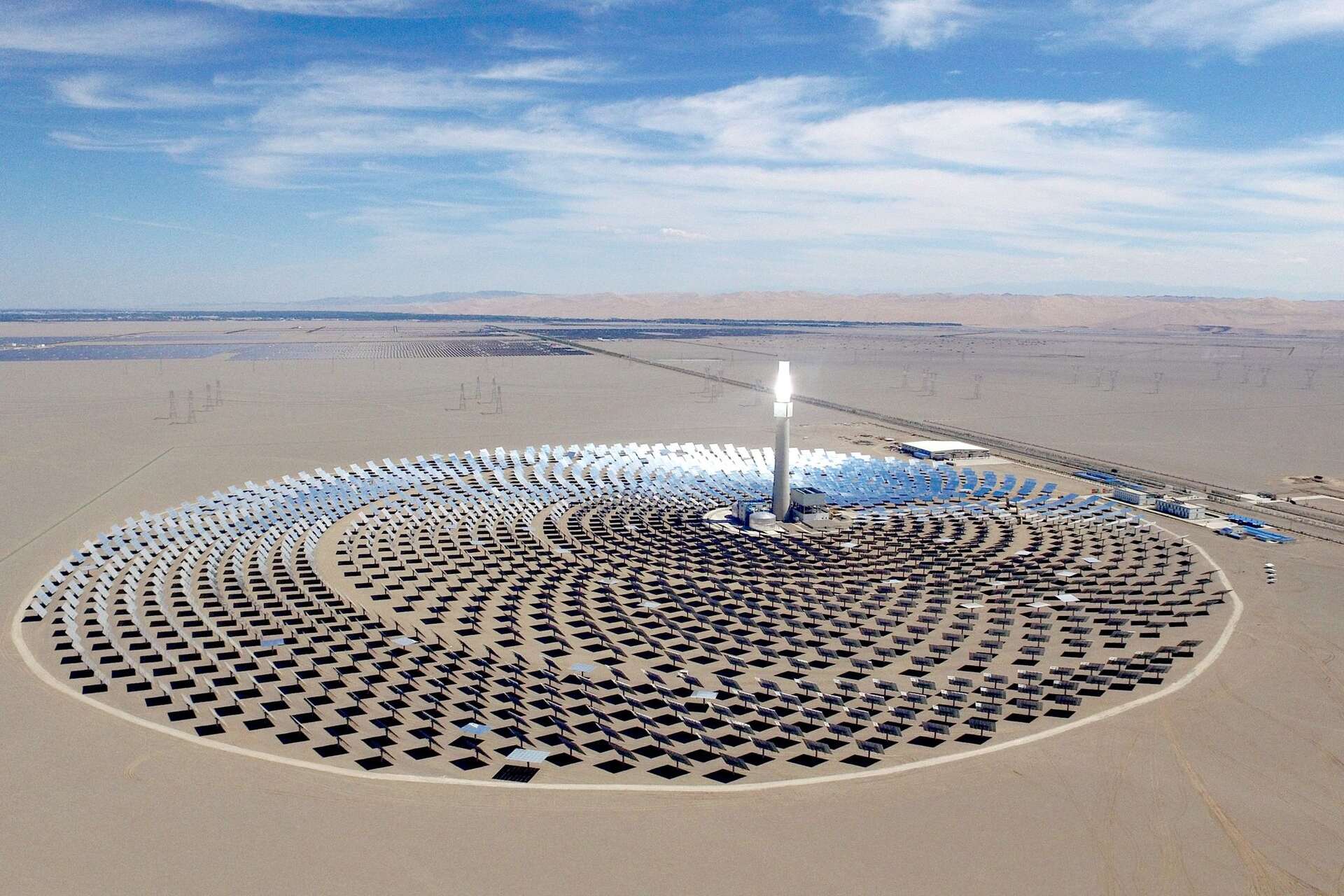 Dunhuang: complesso solare termodinamico con eliostati, torre centrale e accumulo a sali fusi per produrre energia pulita anche nelle ore senza sole