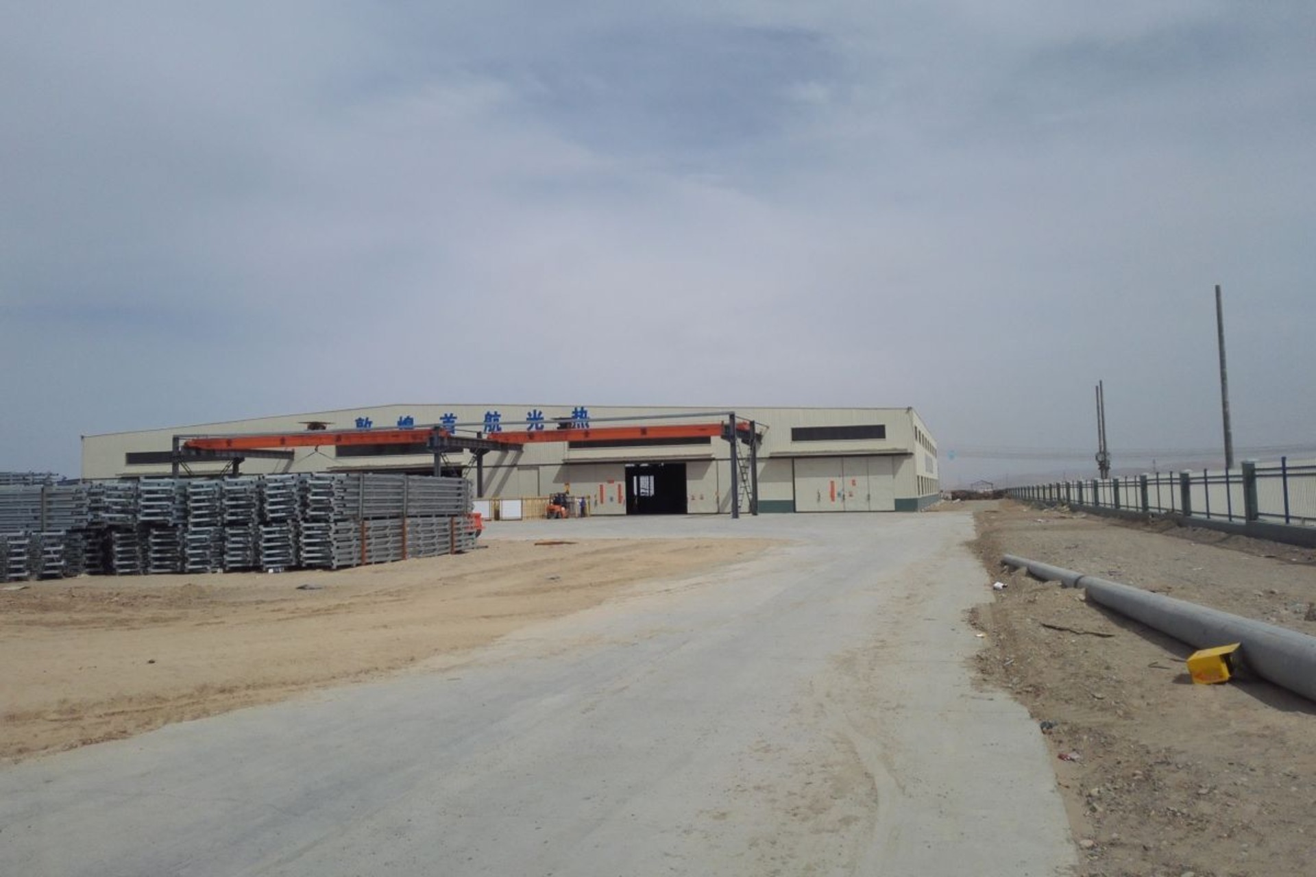Dunhuang: impianto solare a concentrazione in Cina con torre luminosa, campo di eliostati e infrastrutture industriali per la produzione di elettricità rinnovabile
