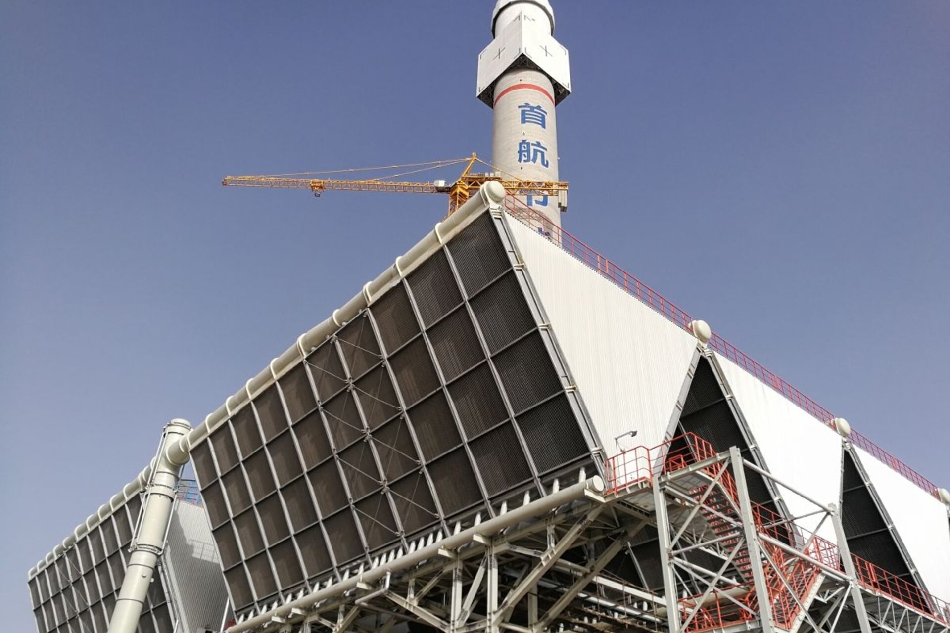 Dunhuang: impianto solare a concentrazione in Cina con torre luminosa, campo di eliostati e infrastrutture industriali per la produzione di elettricità rinnovabile