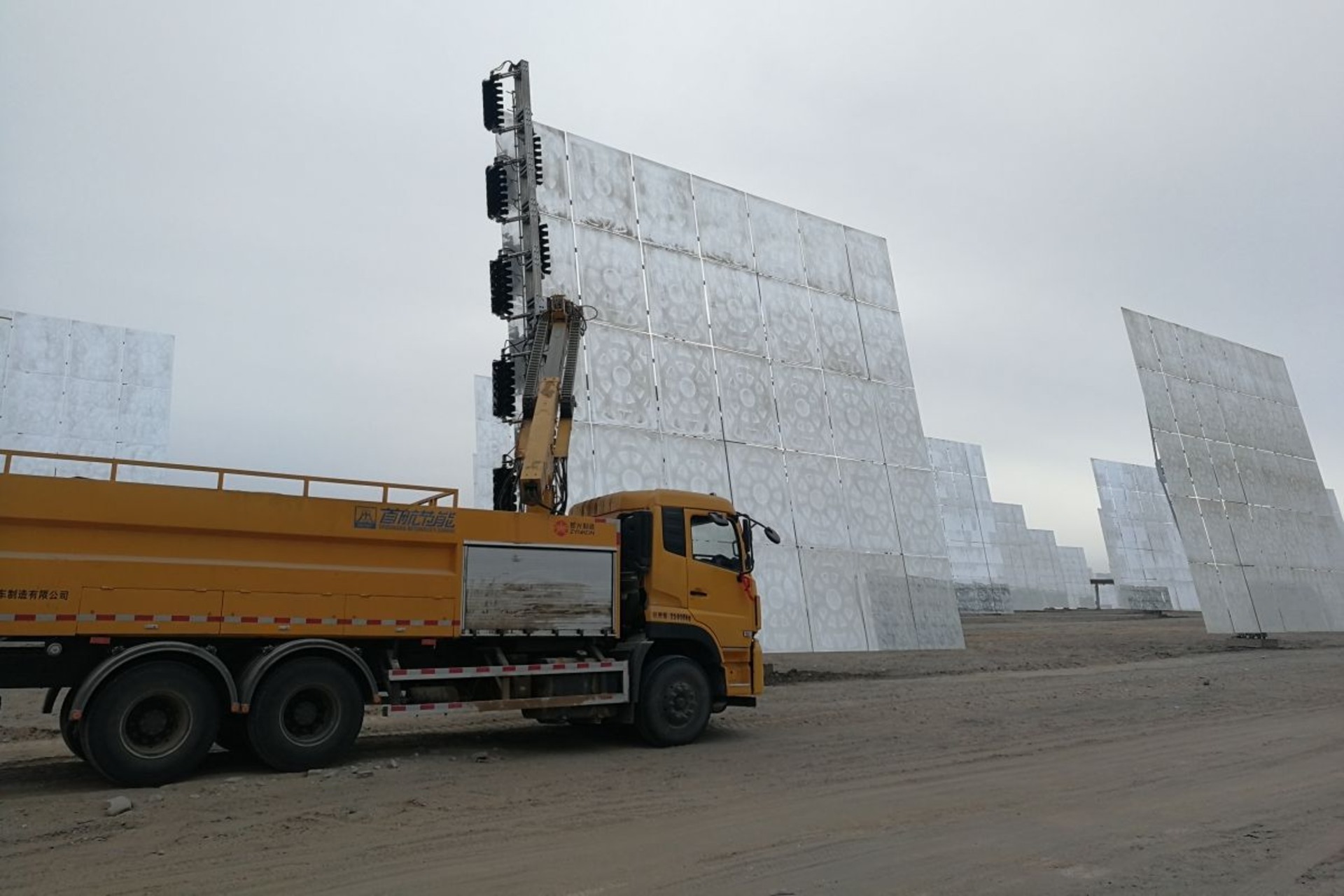 Dunhuang: impianto solare a concentrazione in Cina con torre luminosa, campo di eliostati e infrastrutture industriali per la produzione di elettricità rinnovabile