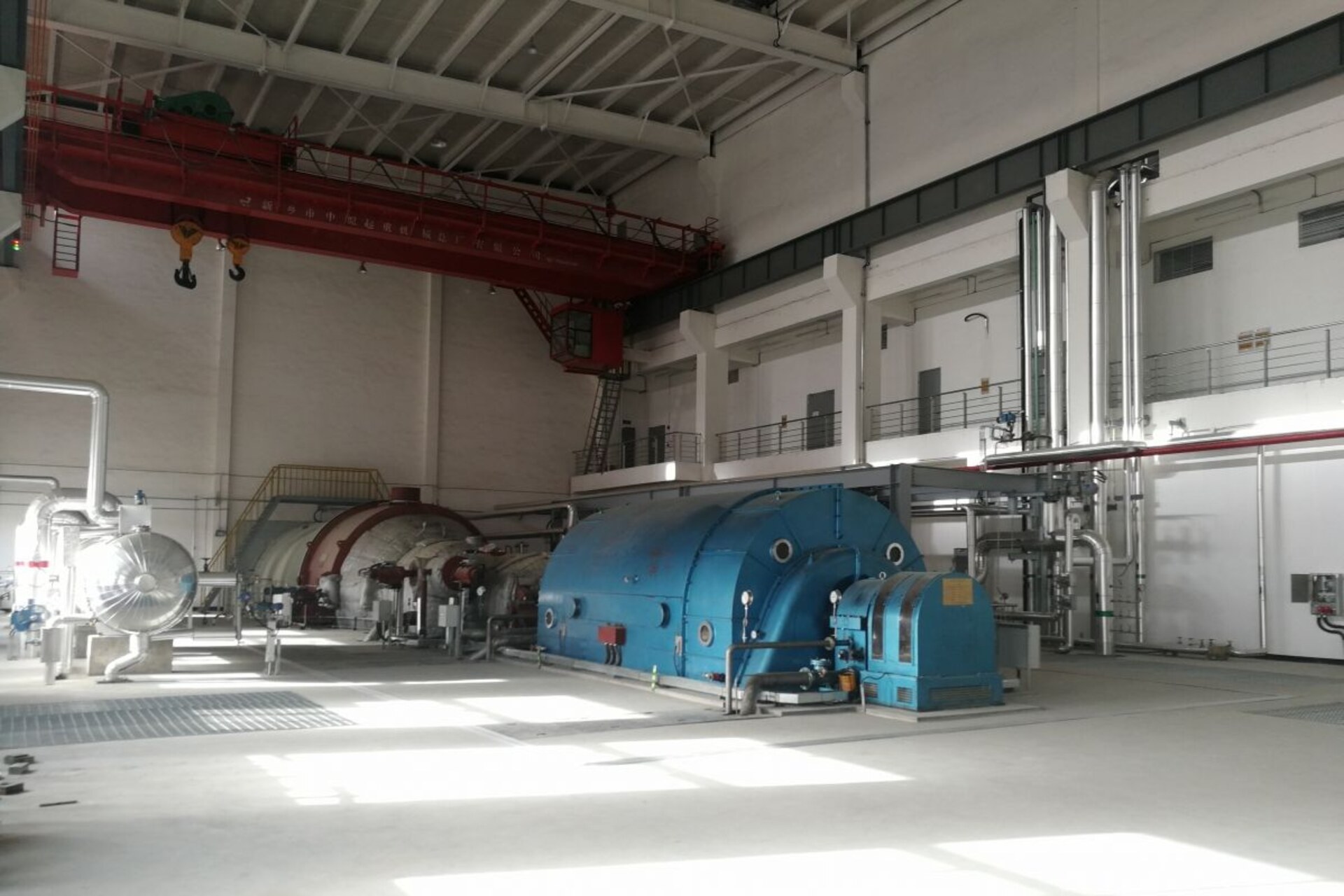 Dunhuang: centrale solare termodinamica nel deserto del Gobi con torre ricevente, specchi eliostati e accumulo termico per energia rinnovabile programmabile in Cina