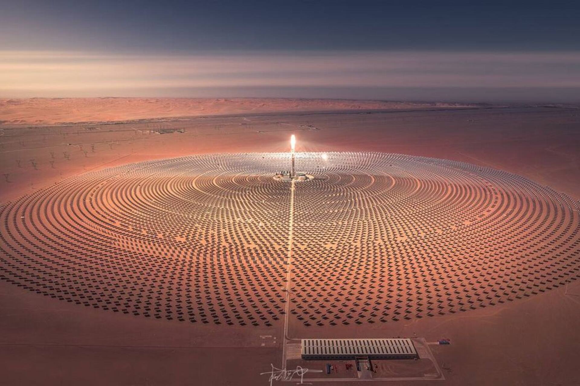 Dunhuang: tecnologia solare CSP nel Gobi, dove la radiazione viene concentrata da specchi mobili e trasformata in calore utile per generare elettricità