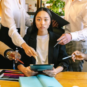 E se la Gen Z non rifiutasse il lavoro, ma il culto dell’iperlavoro?