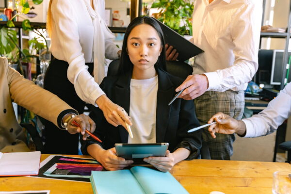 E se la Gen Z non rifiutasse il lavoro, ma il culto dell’iperlavoro?