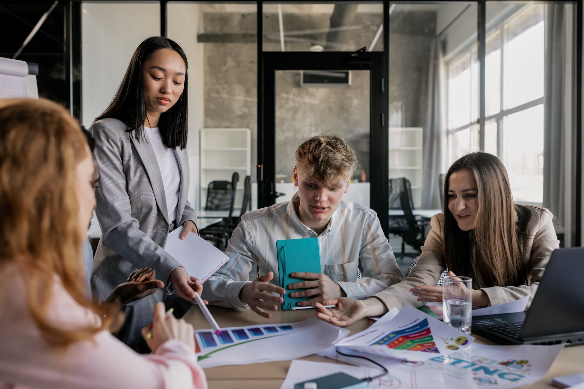 E se la Gen Z non rifiutasse il lavoro, ma il culto dell’iperlavoro?