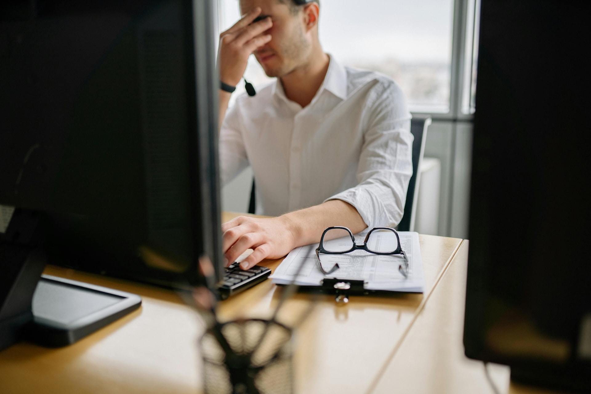E se la Gen Z non rifiutasse il lavoro, ma il culto dell’iperlavoro?