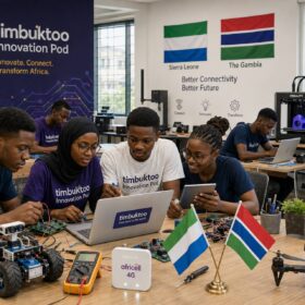 Maker africani: giovani innovatori collaborano in un laboratorio digitale connesso, tra laptop, prototipi, sensori e strumenti IoT per sviluppare soluzioni tecnologiche locali